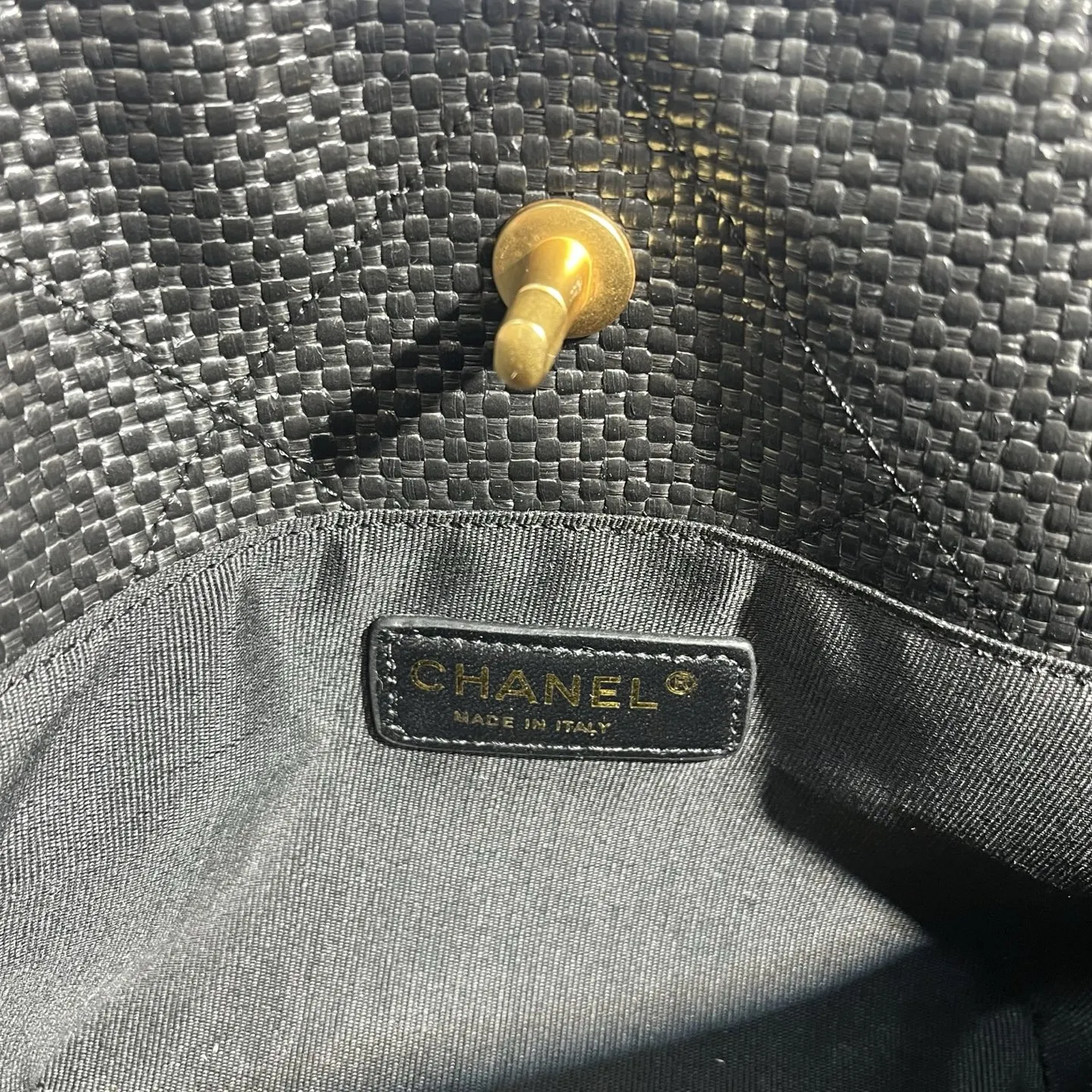 💰180包邮❗ Chanel🧩26C早春系列 嬉皮包 mini tote💦采用进口小牛皮配草编➕复古金属五金 皮质柔软 耐用性更高更显利落的精致感 可斜挎链条⛓️它让链条长度能适配不同背法 日常搭配自然垂在胯侧 上身效果 更显经得起时光的松弛感 尺寸: 30-20-6cm 款号:80014 材质:草编 ❌不退不换慎重下单❌