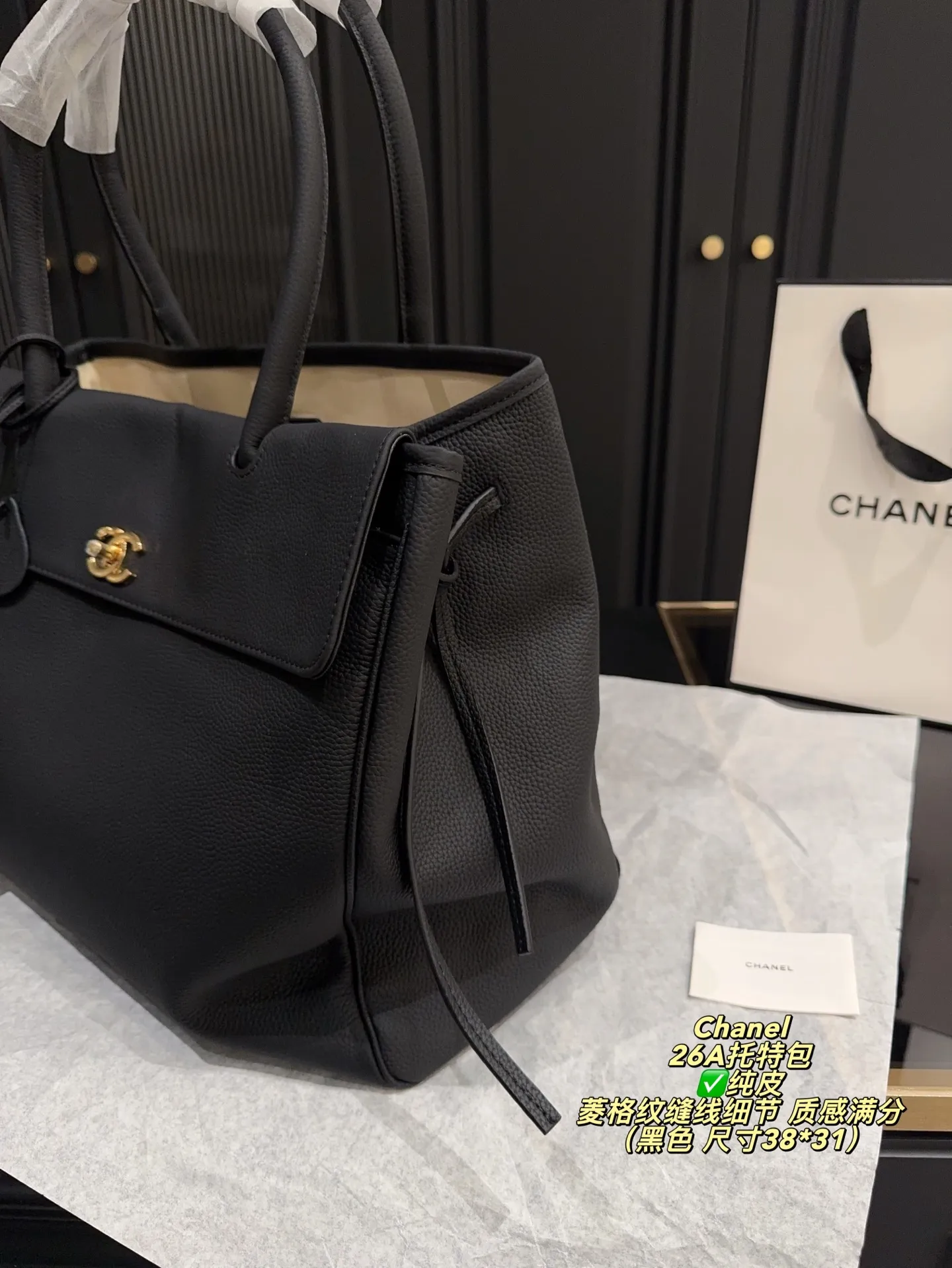 ✅纯皮P335无盒⚠️尺寸38*31 香奈儿Chanel 26A麂皮托特包 驼色麂皮+黑色皮革拼接，金色双C标志超有辨识度。菱格纹缝线细节，质感满分！尺寸适中，通勤休闲都能用，手提肩背都OK。