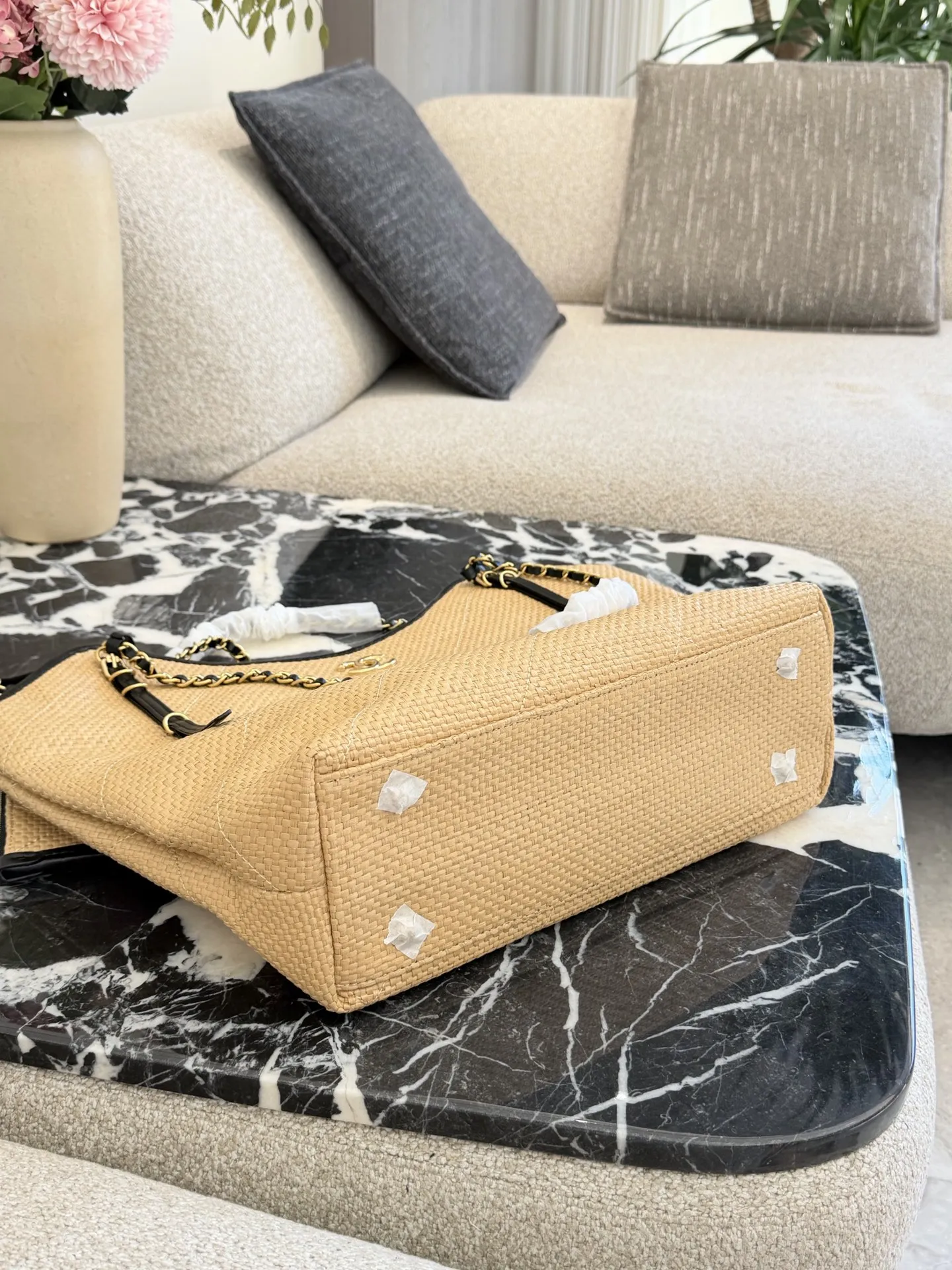 p220 香奈儿26C拉菲草编织托特包 🌾香奈儿26C早春度假系列拉菲草编织托特包,天然拉菲草+黑色皮革滚边,金色双C标志超有辨识度✨。链条肩带+白色编织装饰,细节满分!小号尺寸,轻盈又实用,通勤、度假都能轻松驾驭。灵感来自夏日度假风,搭配清新或休闲穿搭,氛围感直接拉满~👜30cm无盒