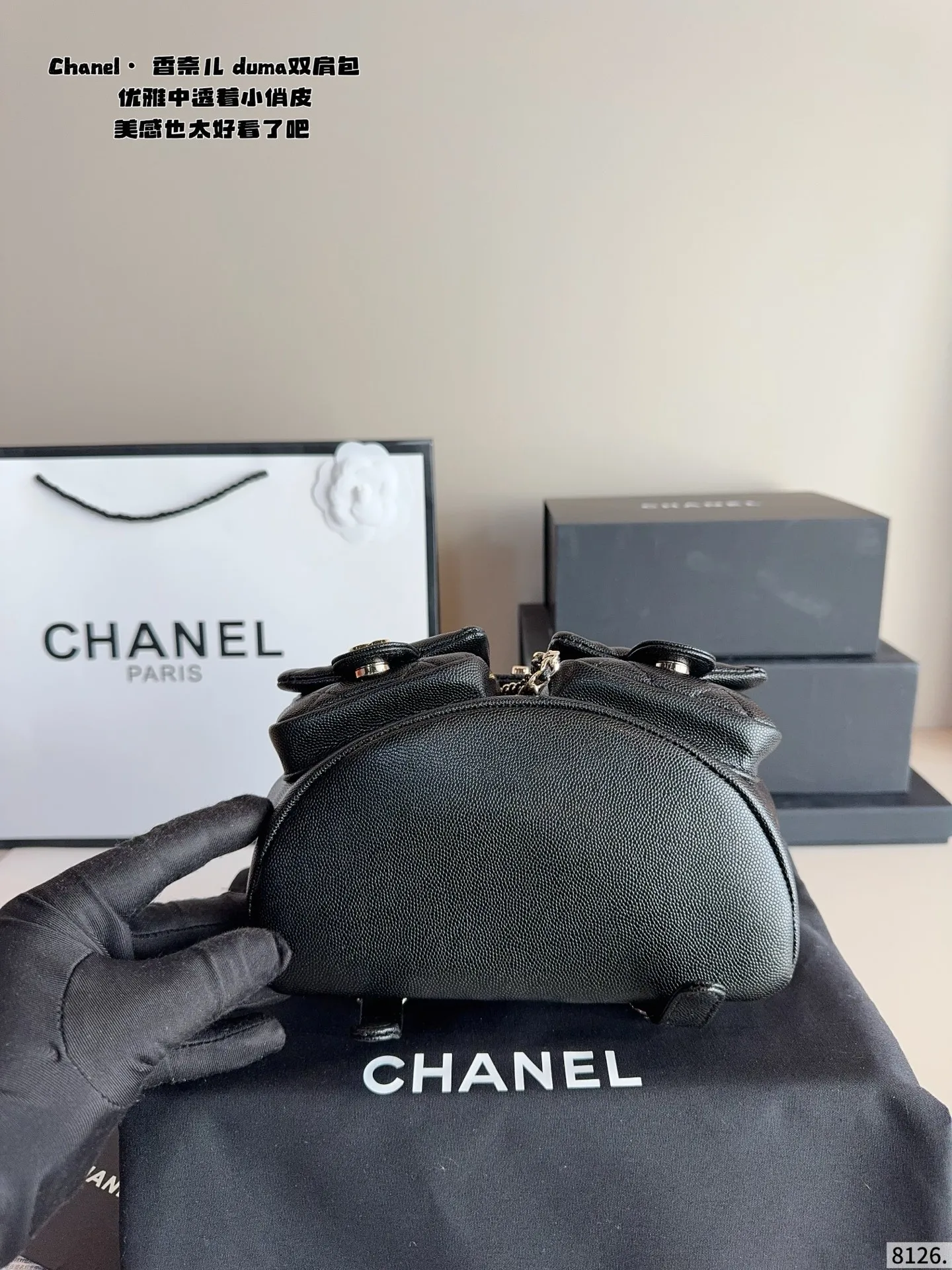p190.配礼盒🎁. 香奈儿 双肩包duma 淡金扣，选了耐用的 看似小巧精致，但是日常出门所需的用 品都是可以装下的。 越看越好看!背上就有富家千金的贵气骄矜感!容量 优秀解放双手，可单肩双肩手提，不过时的出街神 器！尺寸：20*11*18cm