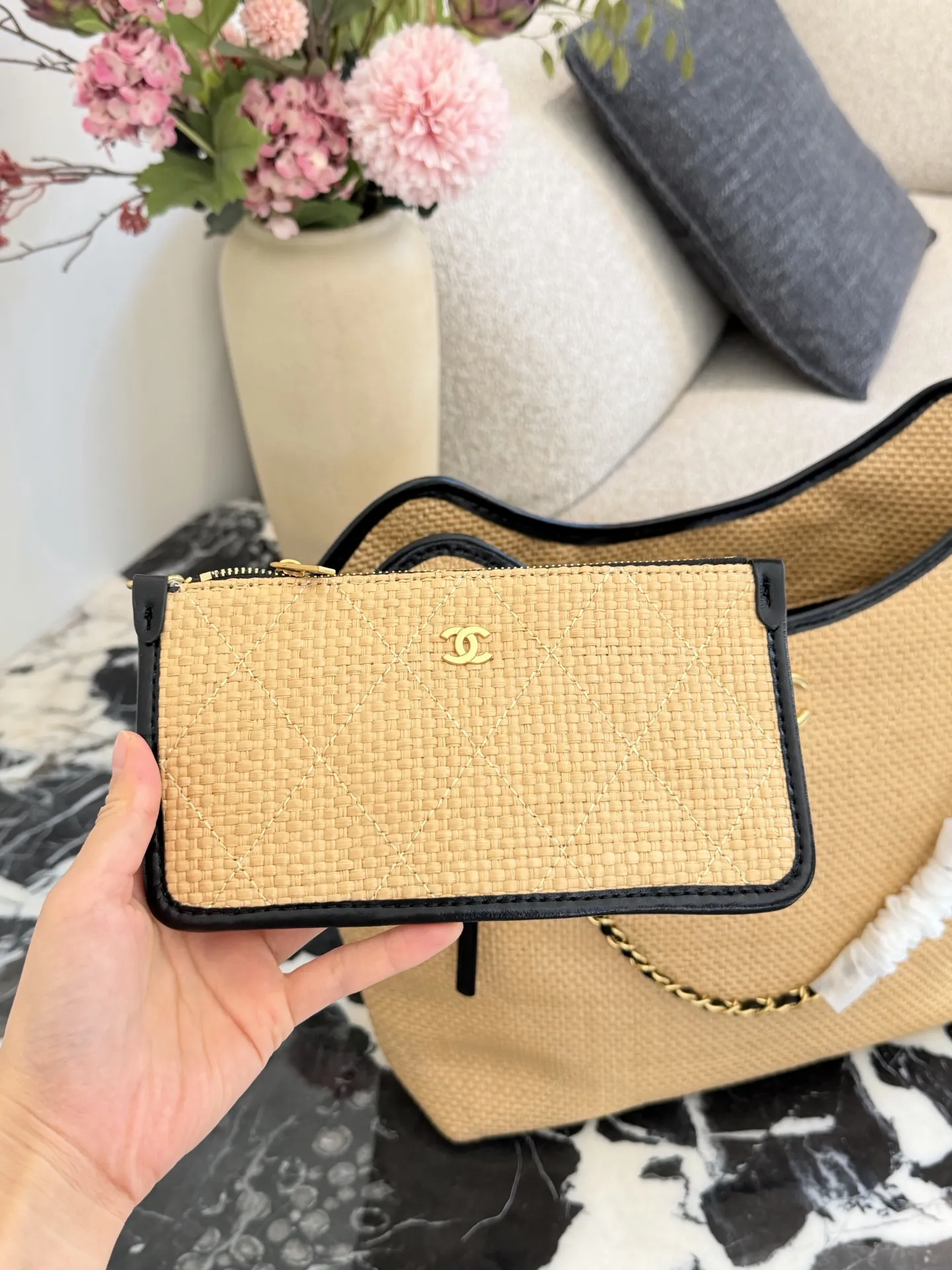 p220 香奈儿26C拉菲草编织托特包​​ 🌾香奈儿26C早春度假系列拉菲草编织托特包，天然拉菲草+黑色皮革滚边，金色双C标志超有辨识度✨。链条肩带+白色编织装饰，细节满分！小号尺寸，轻盈又实用，通勤、度假都能轻松驾驭。灵感来自夏日度假风，搭配清新或休闲穿搭，氛围感直接拉满～👜30cm无盒