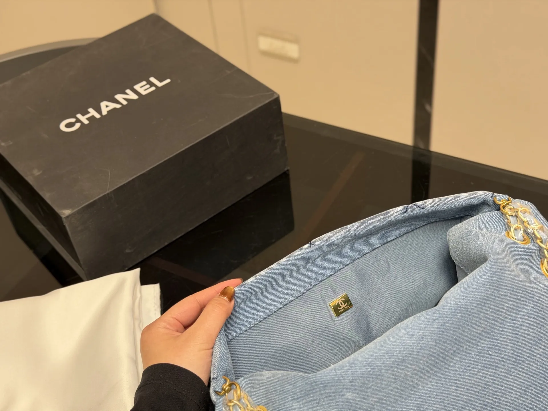 ¥245 Chanel香奈儿25K好美啊,蝴蝶结还是百看不腻, 链条装饰充满活力。又嫩又俏皮 感觉香香的每一款都是投资级艺术品, 入手即定格永恒摩登风格,开心 保值又时髦,随性还百搭, 有的实用能装,有的优雅高贵 尺寸:36.22cm