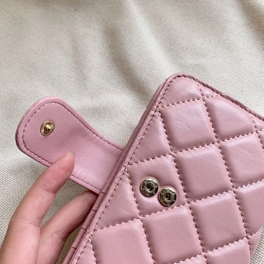 P100🎀香奈儿 12001🎀颜色 黑色 粉色 🎀尺寸 15x10🎀香奈儿专柜最新款火爆登场！采用头层小羊皮，做工精致， 媲美专柜！多功能小钱包，内隔丰富，超级实用！
