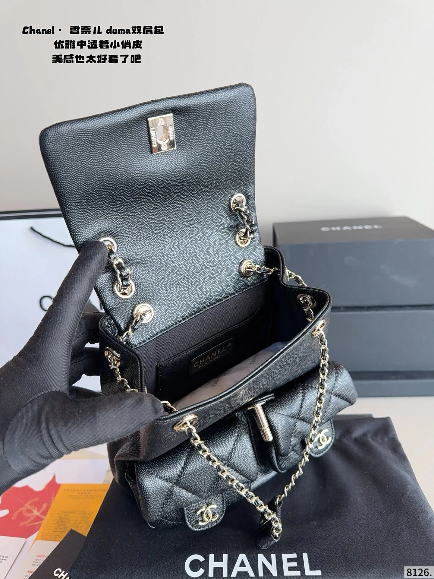p190.配礼盒🎁. 香奈儿 双肩包duma 淡金扣,选了耐用的 看似小巧精致,但是日常出门所需的用 品都是可以装下的。 越看越好看!背上就有富家千金的贵气骄矜感!容量 优秀解放双手,可单肩双肩手提,不过时的出街神 器!尺寸:20*11*18cm