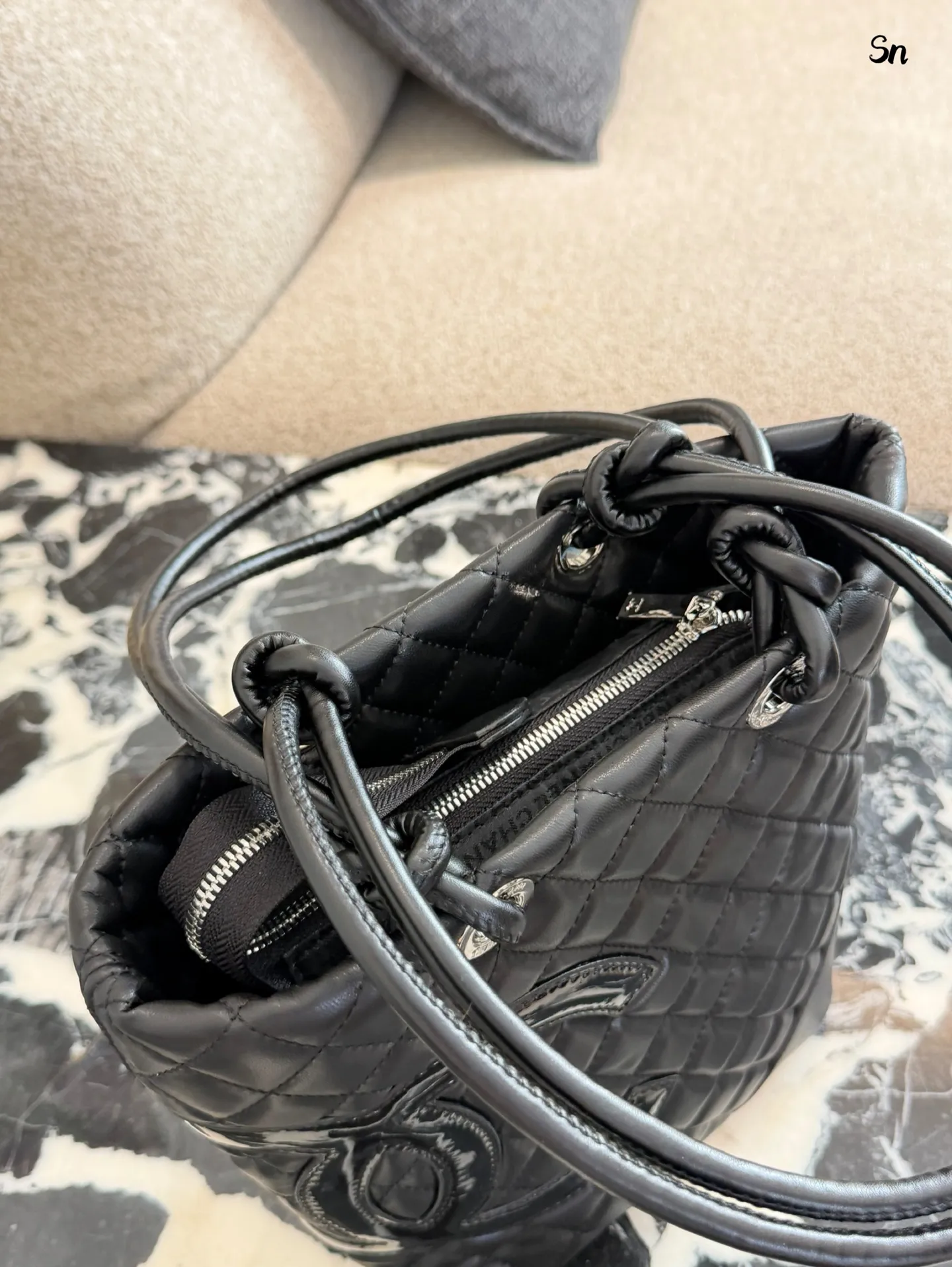 p190 Chanel康鹏菜篮子是我最好的拍照搭子 Soblack牛皮菜篮子松弛的时髦感 自重很轻便！又很能装 出门逛街拍照都很好靓 -20&times;25无盒