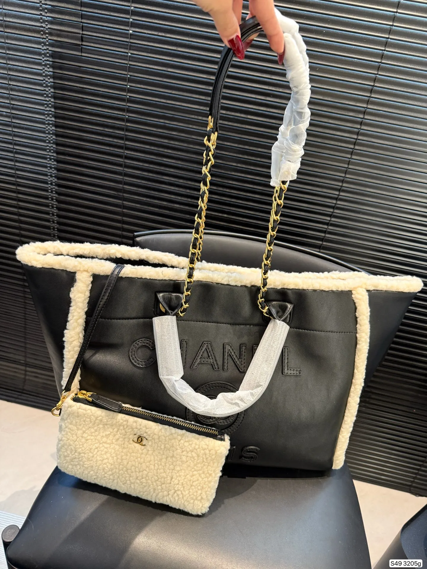 P295 纯皮羊羔毛香奈儿沙滩 不论日常出游或是假日逛街,出镜率超高的包款总让人联想到温暖的季节和愜意海滩时光。质地清新自然,为结构感鲜明的包款注入优雅精髓。尺寸:40 30 货号3205