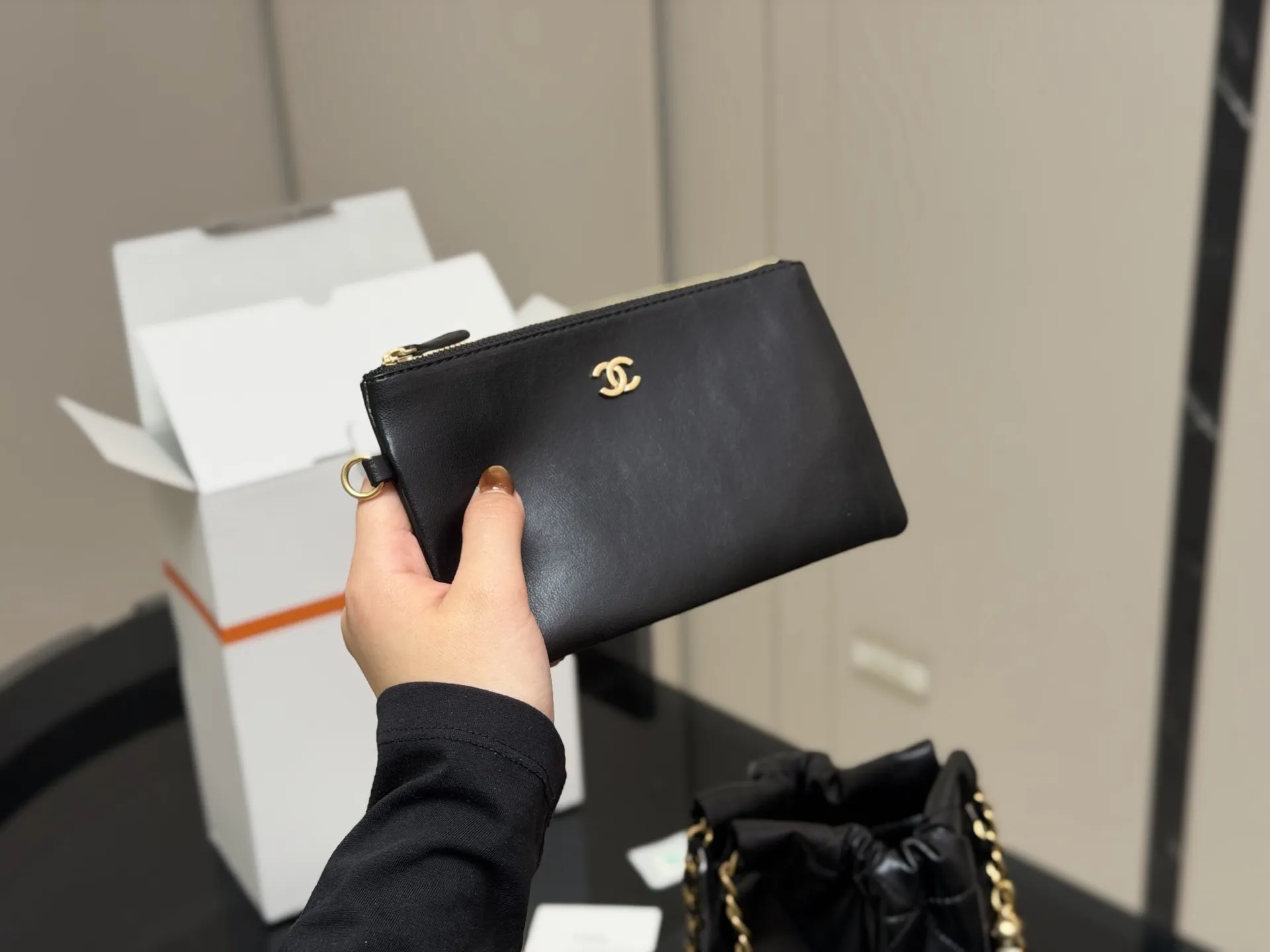 ¥180 配折叠盒飞机盒 size:20*20cm 香奈儿 迷你22bag 缩小版22bag显得格外的俏皮可爱, 依旧是小牛皮材质, 柔软而轻盈! 搜索🔍 垃圾袋 mini