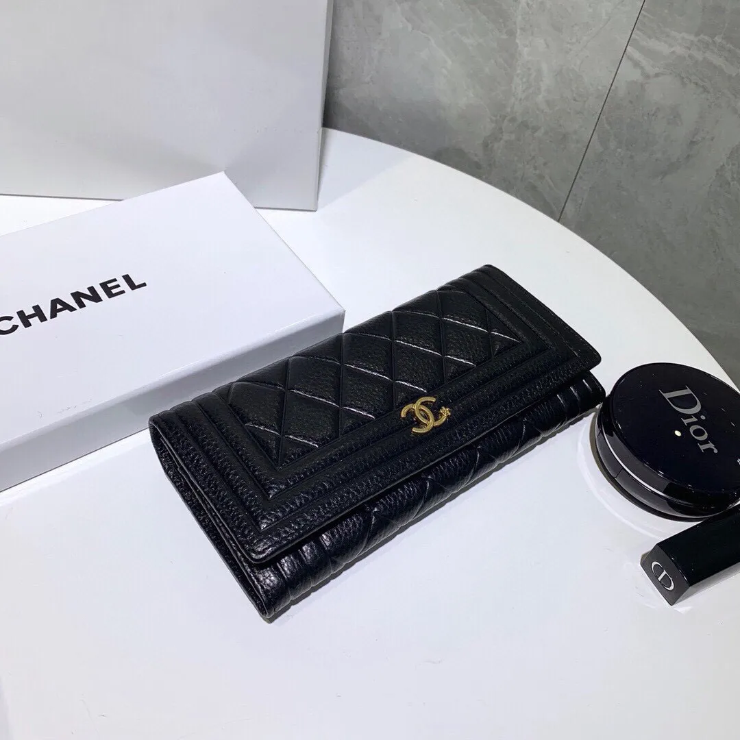 P100🎀🎀颜色 黑🎀尺寸 19x10🎀香奈儿爆款牛皮两折钱包🔥款式经典做工精细耐磨耐用手感极佳❤️