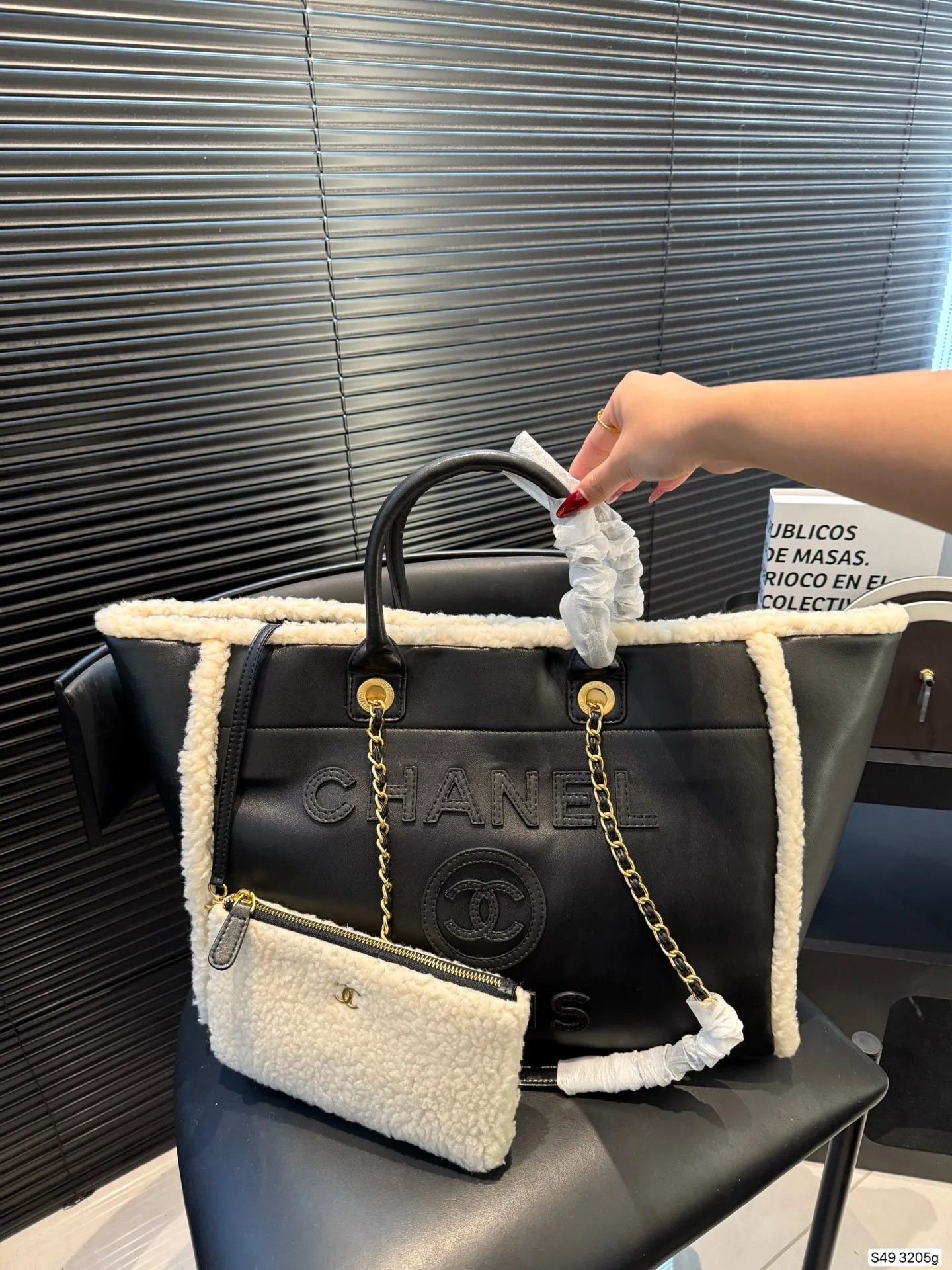 P295 纯皮羊羔毛香奈儿沙滩 不论日常出游或是假日逛街,出镜率超高的包款总让人联想到温暖的季节和愜意海滩时光。质地清新自然,为结构感鲜明的包款注入优雅精髓。尺寸:40 30 货号3205