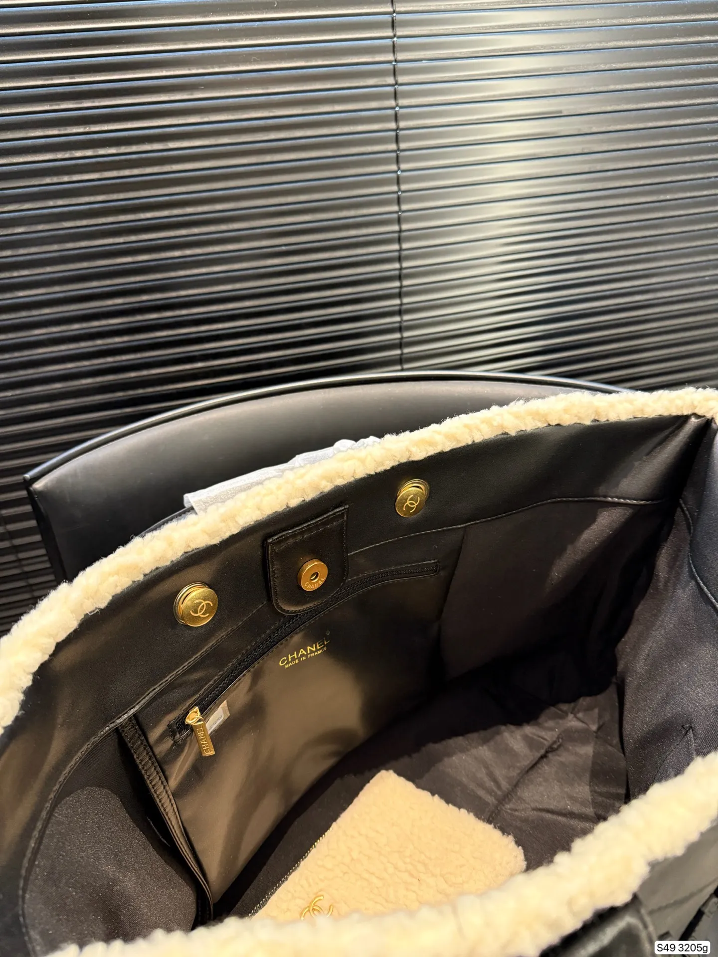 P295 纯皮羊羔毛香奈儿沙滩 不论日常出游或是假日逛街,出镜率超高的包款总让人联想到温暖的季节和愜意海滩时光。质地清新自然,为结构感鲜明的包款注入优雅精髓。尺寸:40 30 货号3205