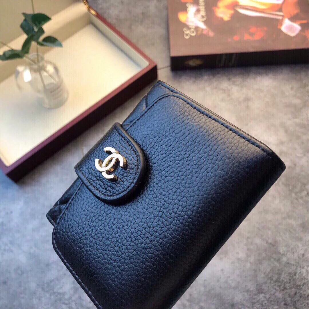 🎀🎀颜色 黑🎀尺寸 11x10🎀香奈儿爆款牛皮短款三折钱包🔥款式经典做工精细耐磨耐用手感极佳❤️p90