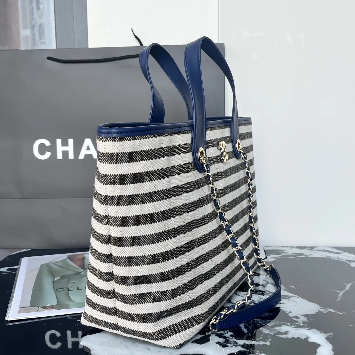 💰218包邮❗ OHANEL🚩🚩🚩𝟐𝟔𝐜 沙滩🏖️𝐭𝐨𝐭𝐞这款条纹菱格🐂牛仔帆布托特包 经典菱格纹 牛仔布拼皮革 ♨️休闲又不失优雅气质 金色双C标志超有辨识度 沙滩包设计方便开合 容量大 通勤or短途旅行🧳都很OK 牛仔布耐磨易打理 随便搭配休闲或正式穿搭🏖️都很出彩 实用又有设计感！ 尺寸𝟐𝟔*𝟒𝟒*𝟏𝟑𝐜𝐦 材质：条纹帆布 款号：80017 ❌不退不换慎重下单❌
