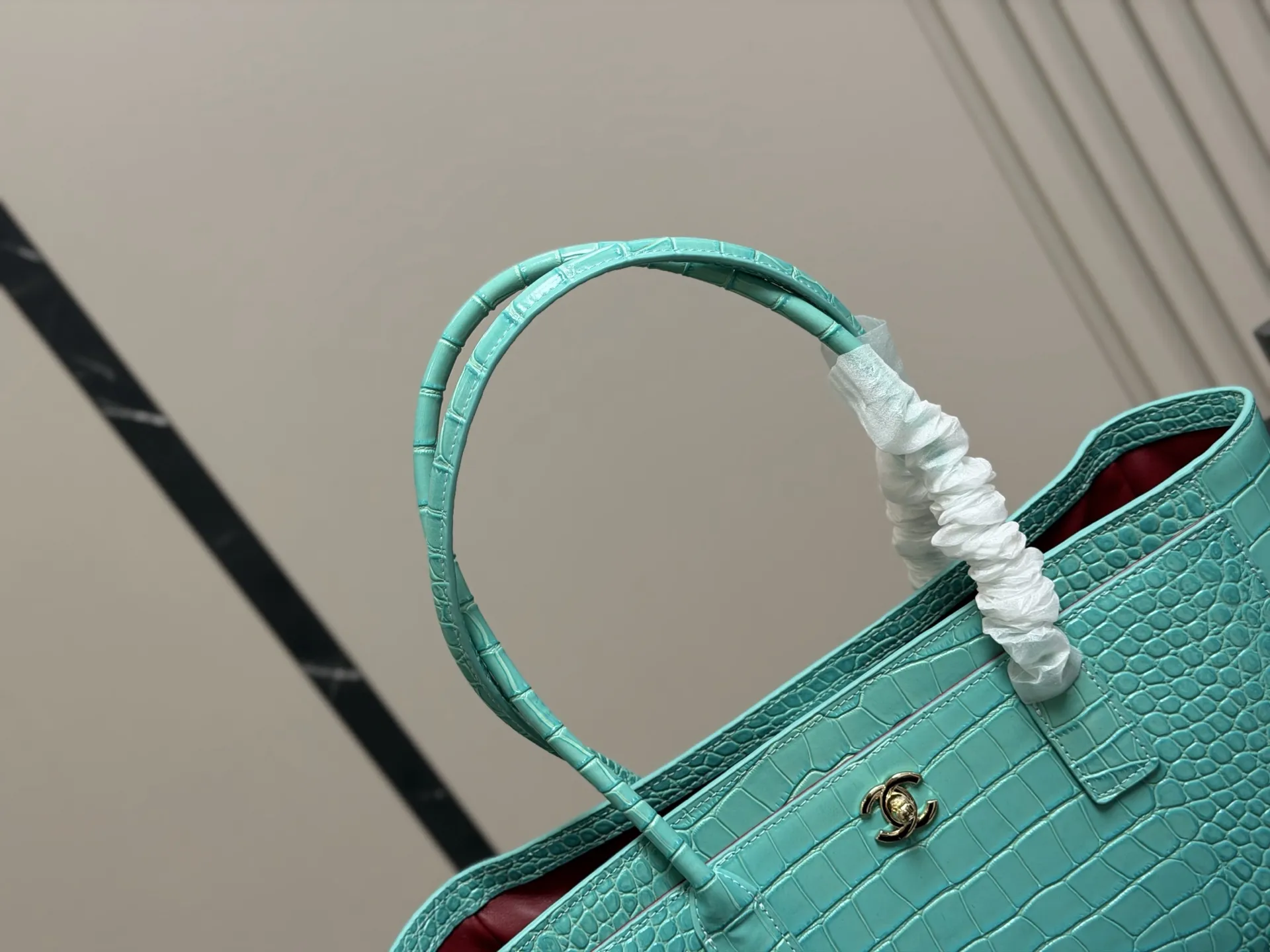 &yen;270 Chanel 香奈儿Cerf中古手提包 经典黑金配色＋荔枝纹牛皮，耐磨又有质感。正面双C金属Logo超有辨识度，内部多口袋＋可拆卸子袋，收纳力满分！通勤日常都很适合，手提or单肩背都OK，实用又百搭，是中古市场的热门款 尺寸:34.21cm