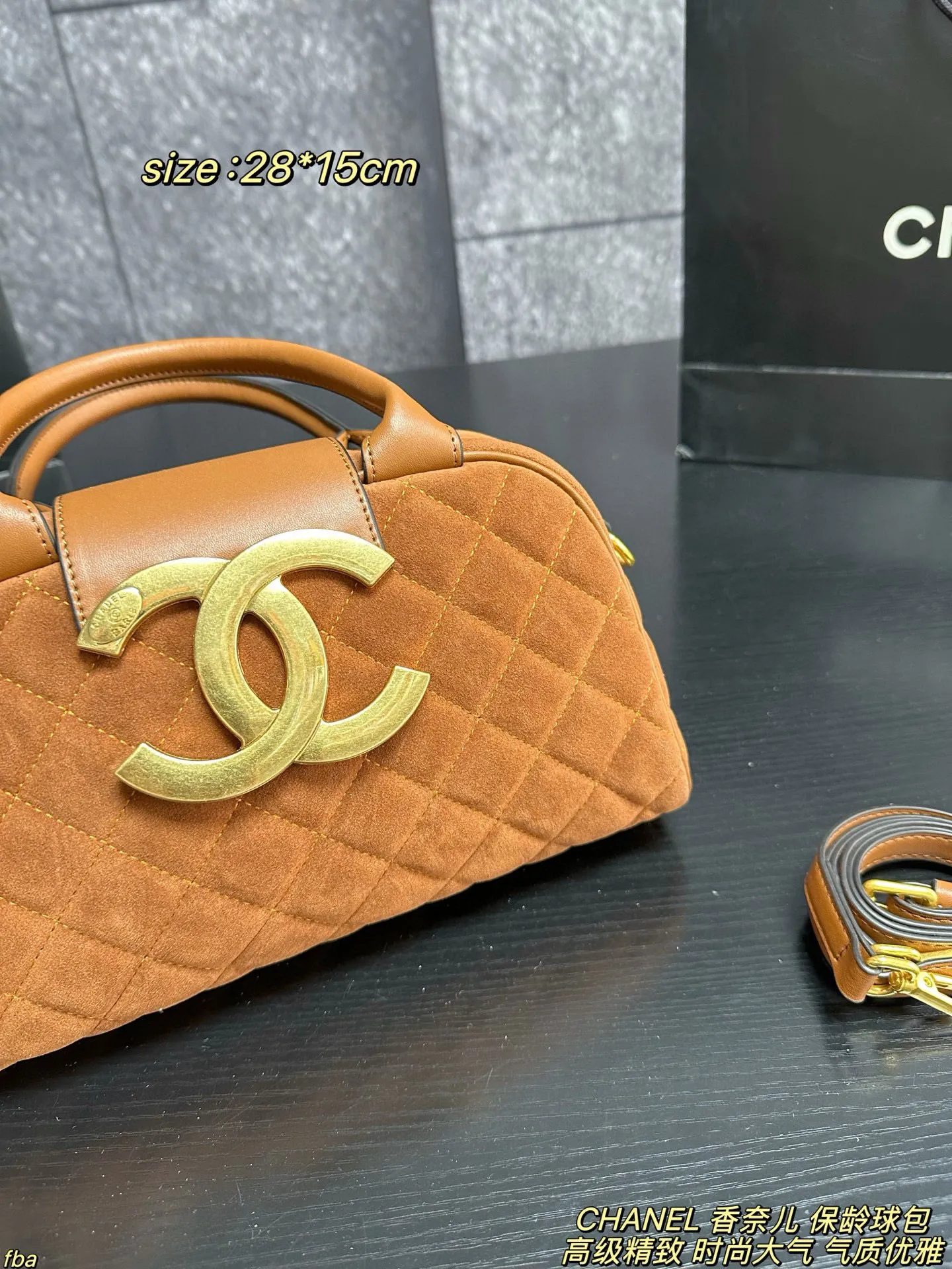 P160配盒 CHANEL 香奈儿 保龄球包 时髦典雅，直接封神，高级时尚，性价比超高，保龄球简约的包型，经典鱼子酱牛皮，极简包身设计，百搭的时尚单品！超多颜色材质可以选择，耐造的材质超够用的容量，但用起来几乎没什么自重！小姐姐们可以放心入手～ 尺寸：28*15cm