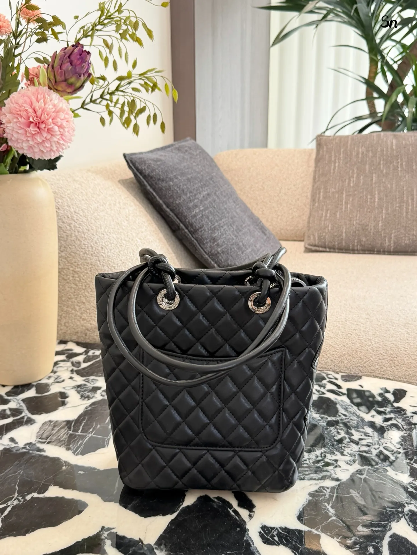 p190 Chanel康鹏菜篮子是我最好的拍照搭子 Soblack牛皮菜篮子松弛的时髦感 自重很轻便!又很能装 出门逛街拍照都很好靓 -20×25无盒