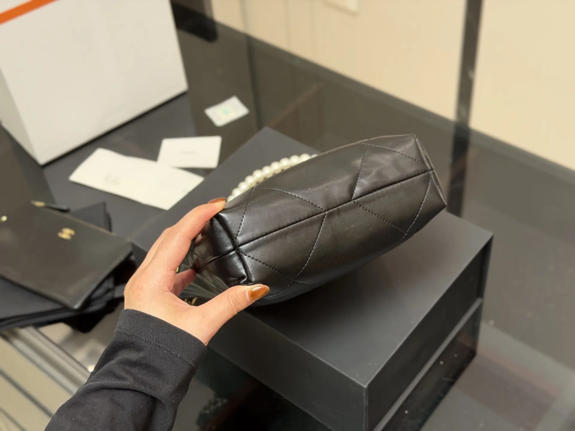 ¥180 配折叠盒飞机盒 size:20*20cm 香奈儿 迷你22bag 缩小版22bag显得格外的俏皮可爱, 依旧是小牛皮材质, 柔软而轻盈! 搜索🔍 垃圾袋 mini