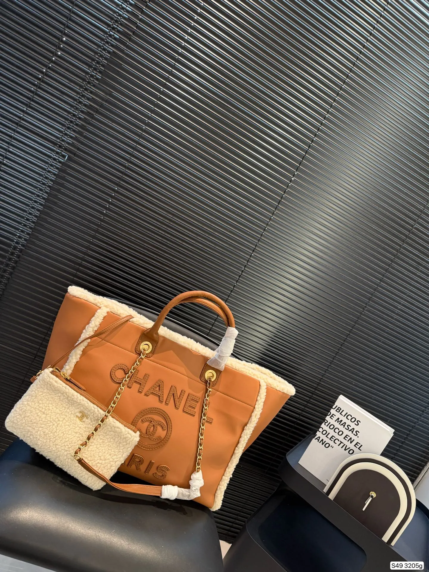 P295 纯皮羊羔毛香奈儿沙滩 不论日常出游或是假日逛街,出镜率超高的包款总让人联想到温暖的季节和愜意海滩时光。质地清新自然,为结构感鲜明的包款注入优雅精髓。尺寸:40 30 货号3205