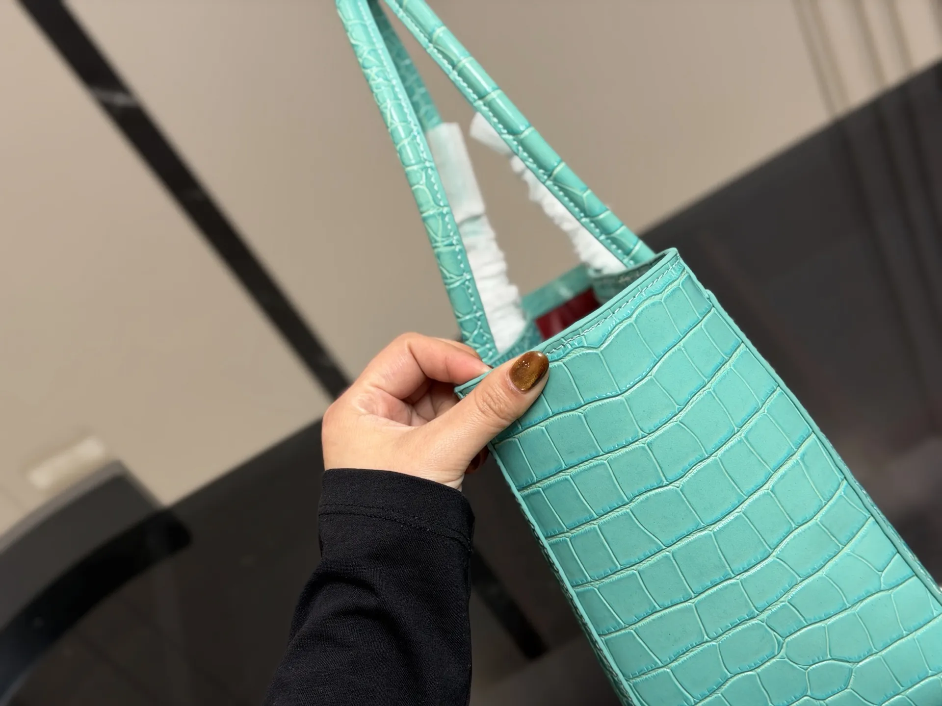 ¥270 Chanel 香奈儿Cerf中古手提包 经典黑金配色+荔枝纹牛皮,耐磨又有质感。正面双C金属Logo超有辨识度,内部多口袋+可拆卸子袋,收纳力满分!通勤日常都很适合,手提or单肩背都OK,实用又百搭,是中古市场的热门款 尺寸:34.21cm