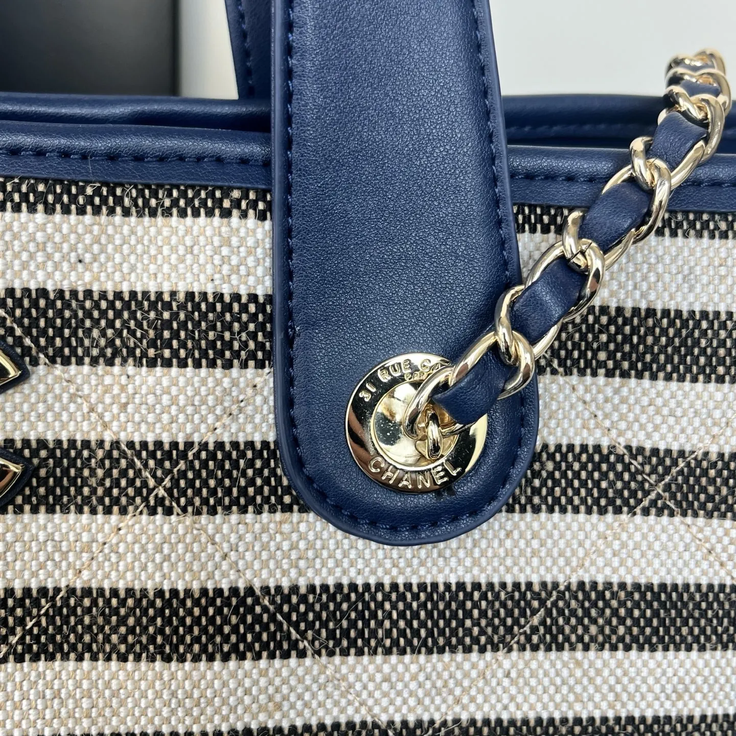 💰218包邮❗ OHANEL🚩🚩🚩𝟐𝟔𝐜 沙滩🏖️𝐭𝐨𝐭𝐞这款条纹菱格🐂牛仔帆布托特包 经典菱格纹 牛仔布拼皮革 ♨️休闲又不失优雅气质 金色双C标志超有辨识度 沙滩包设计方便开合 容量大 通勤or短途旅行🧳都很OK 牛仔布耐磨易打理 随便搭配休闲或正式穿搭🏖️都很出彩 实用又有设计感！ 尺寸𝟐𝟔*𝟒𝟒*𝟏𝟑𝐜𝐦 材质：条纹帆布 款号：80017 ❌不退不换慎重下单❌