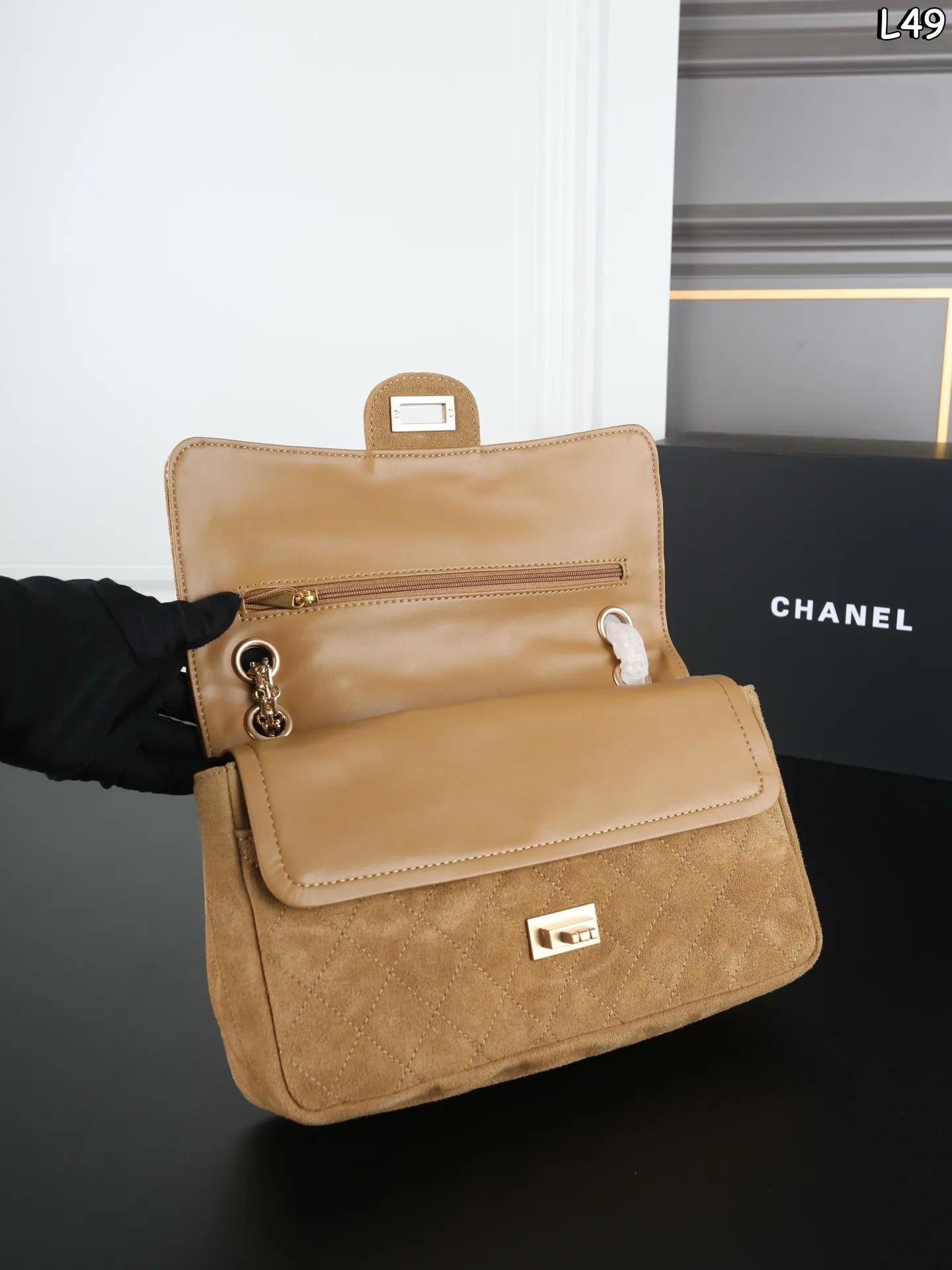 P280 全套礼盒 CHANEL香奈儿 麂皮 2.55 链条包 单肩包 口盖包 实物的质感真的太美好了,会随着光线不同呈现出不同的颜色或深或浅,抚摸上去又柔又软的手感👋,简直要感动,它不是那种短的粗砺感的颗粒短绒,是带长毛绒的,柔软 尺寸:24×15