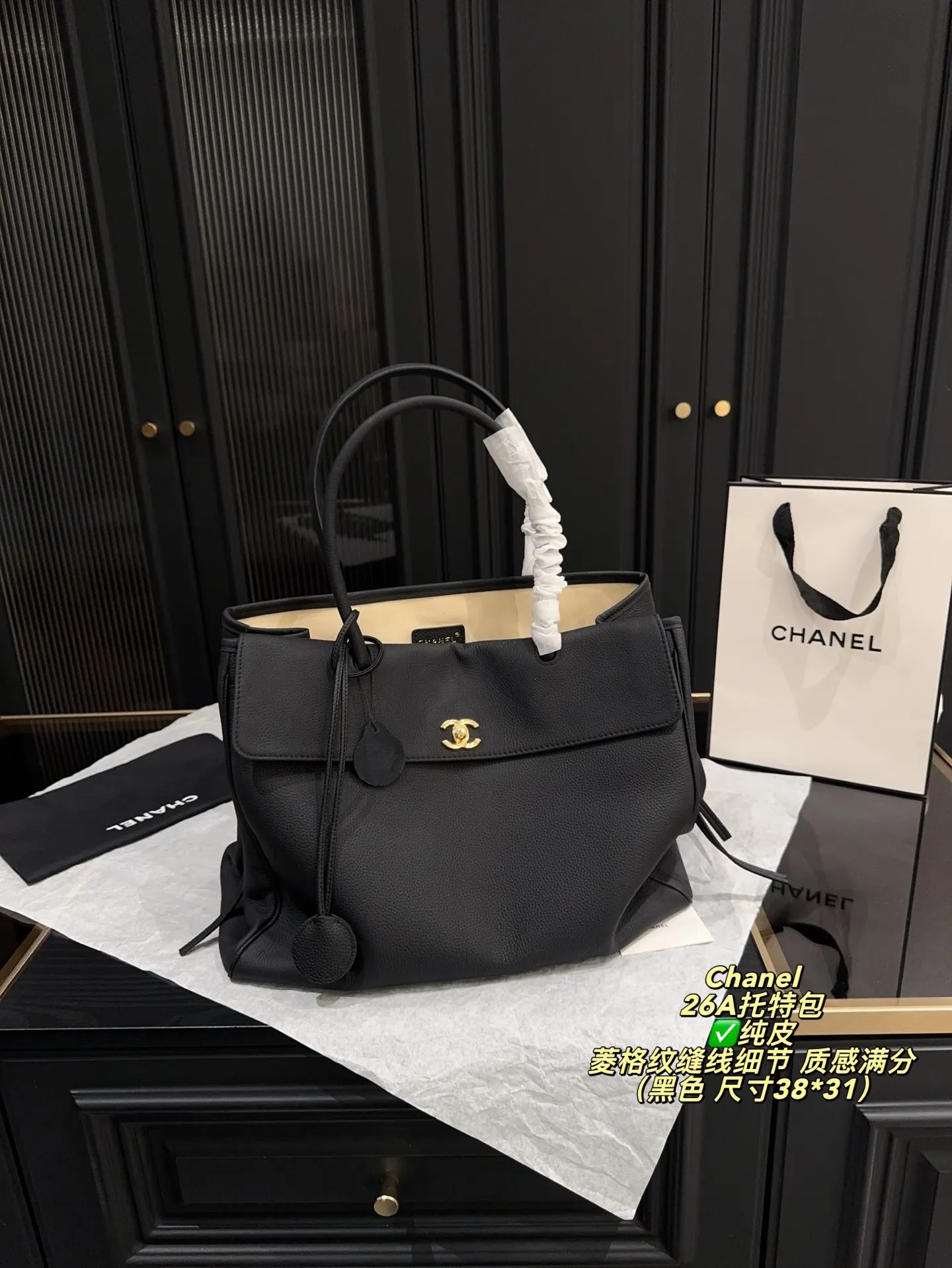 ✅纯皮P335无盒⚠️尺寸38*31 香奈儿Chanel 26A麂皮托特包 驼色麂皮+黑色皮革拼接,金色双C标志超有辨识度。菱格纹缝线细节,质感满分!尺寸适中,通勤休闲都能用,手提肩背都OK。