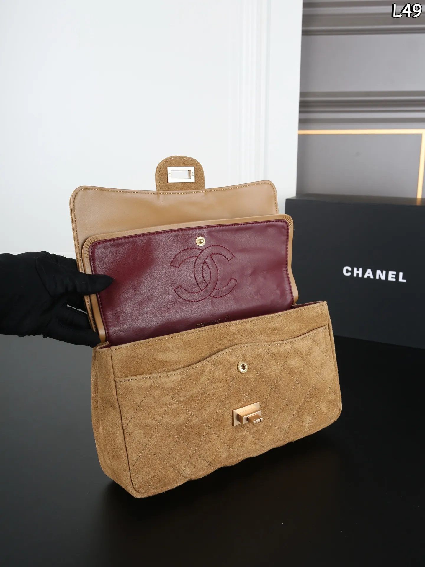 P280 全套礼盒 CHANEL香奈儿 麂皮 2.55 链条包 单肩包 口盖包 实物的质感真的太美好了，会随着光线不同呈现出不同的颜色或深或浅，抚摸上去又柔又软的手感👋，简直要感动，它不是那种短的粗砺感的颗粒短绒，是带长毛绒的，柔软 尺寸：24&times;15