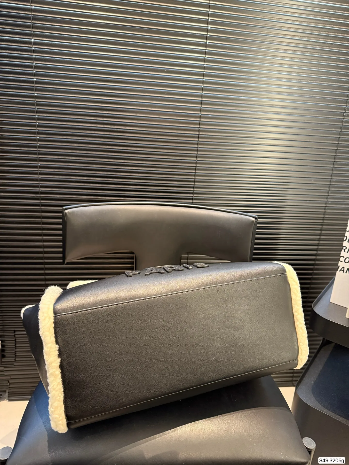 P295 纯皮羊羔毛香奈儿沙滩 不论日常出游或是假日逛街,出镜率超高的包款总让人联想到温暖的季节和愜意海滩时光。质地清新自然,为结构感鲜明的包款注入优雅精髓。尺寸:40 30 货号3205