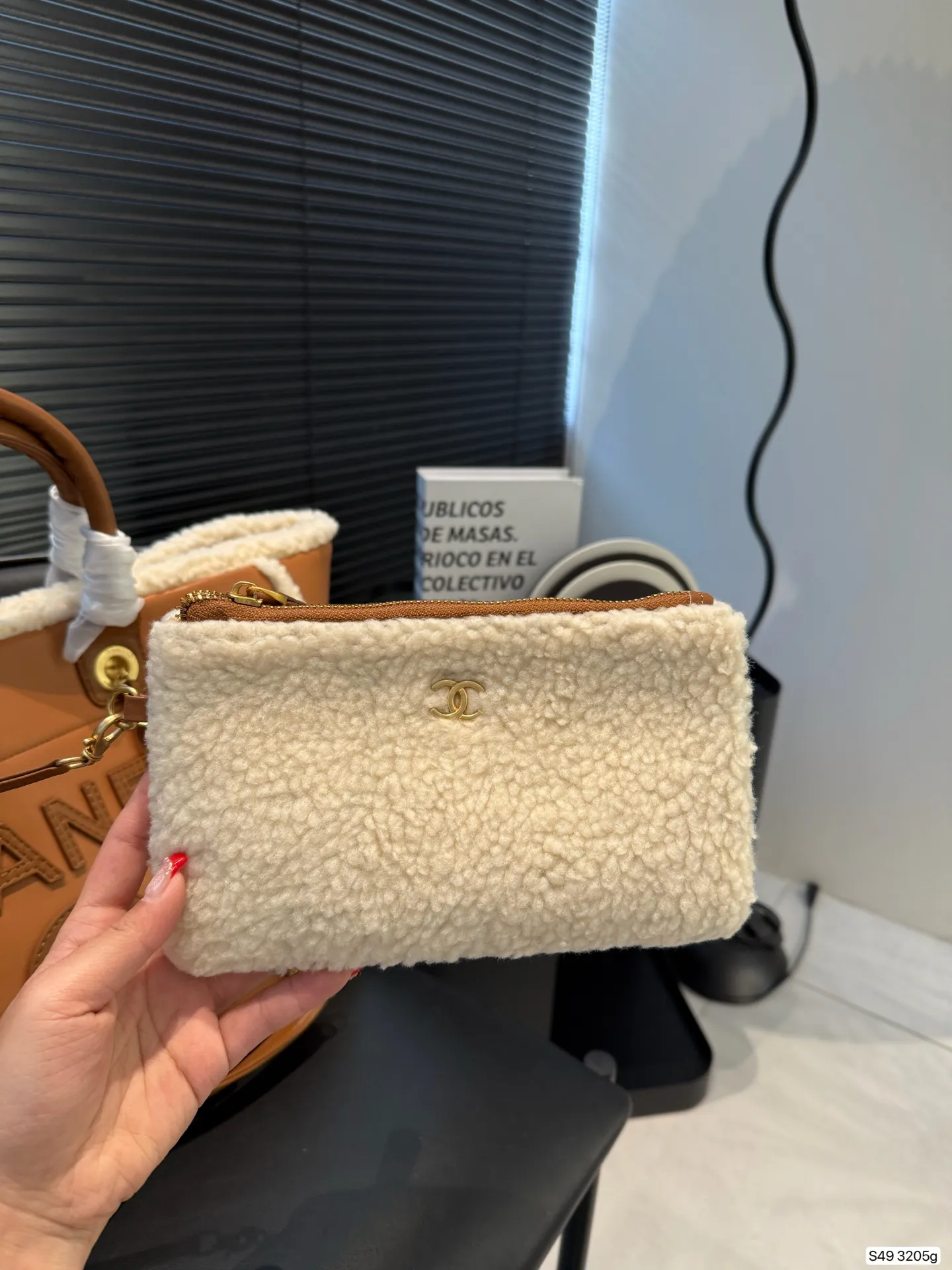 P295 纯皮羊羔毛香奈儿沙滩 不论日常出游或是假日逛街，出镜率超高的包款总让人联想到温暖的季节和愜意海滩时光。质地清新自然，为结构感鲜明的包款注入优雅精髓。尺寸：40 30 货号3205