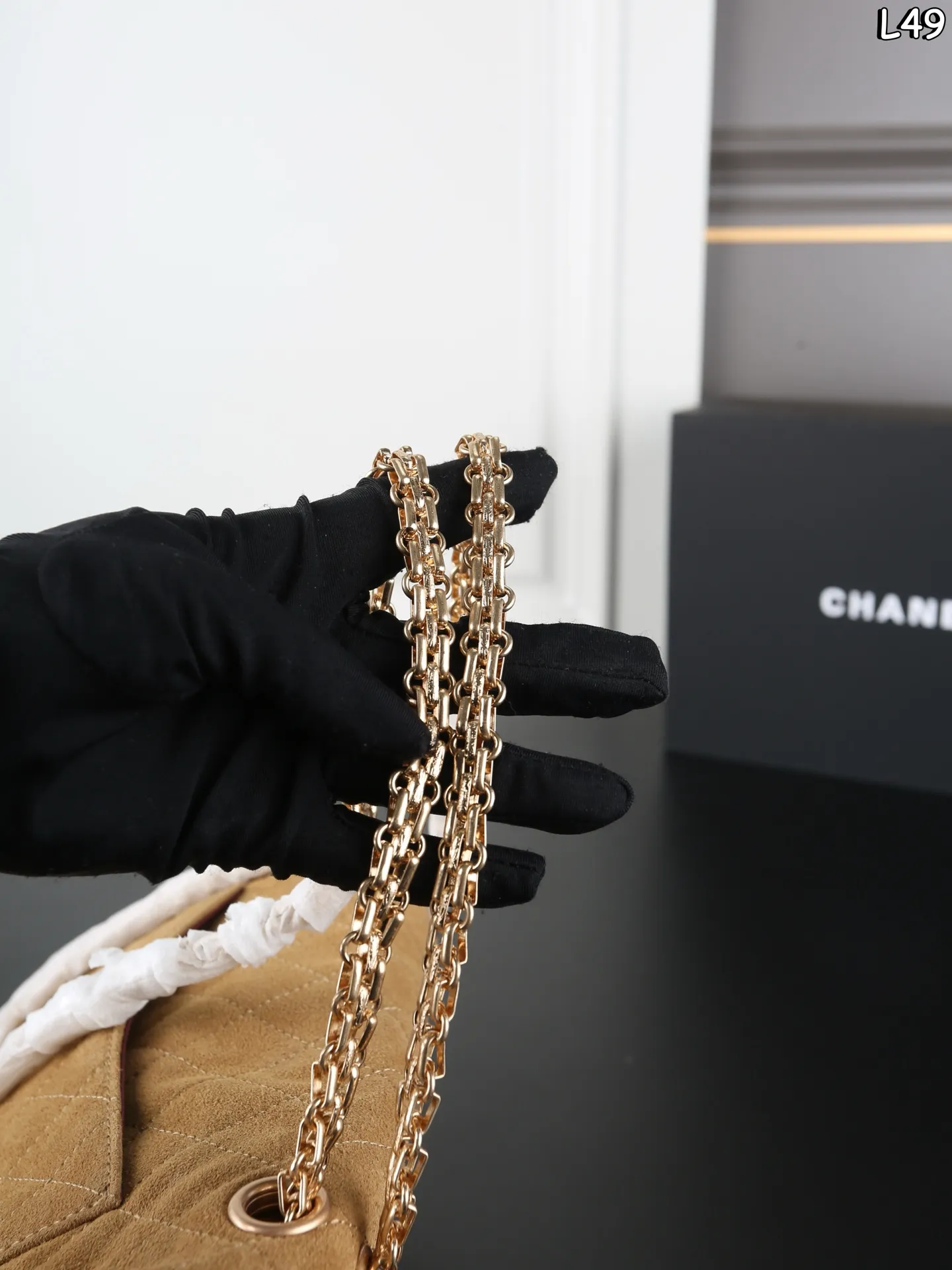 P280 全套礼盒 CHANEL香奈儿 麂皮 2.55 链条包 单肩包 口盖包 实物的质感真的太美好了，会随着光线不同呈现出不同的颜色或深或浅，抚摸上去又柔又软的手感👋，简直要感动，它不是那种短的粗砺感的颗粒短绒，是带长毛绒的，柔软 尺寸：24&times;15