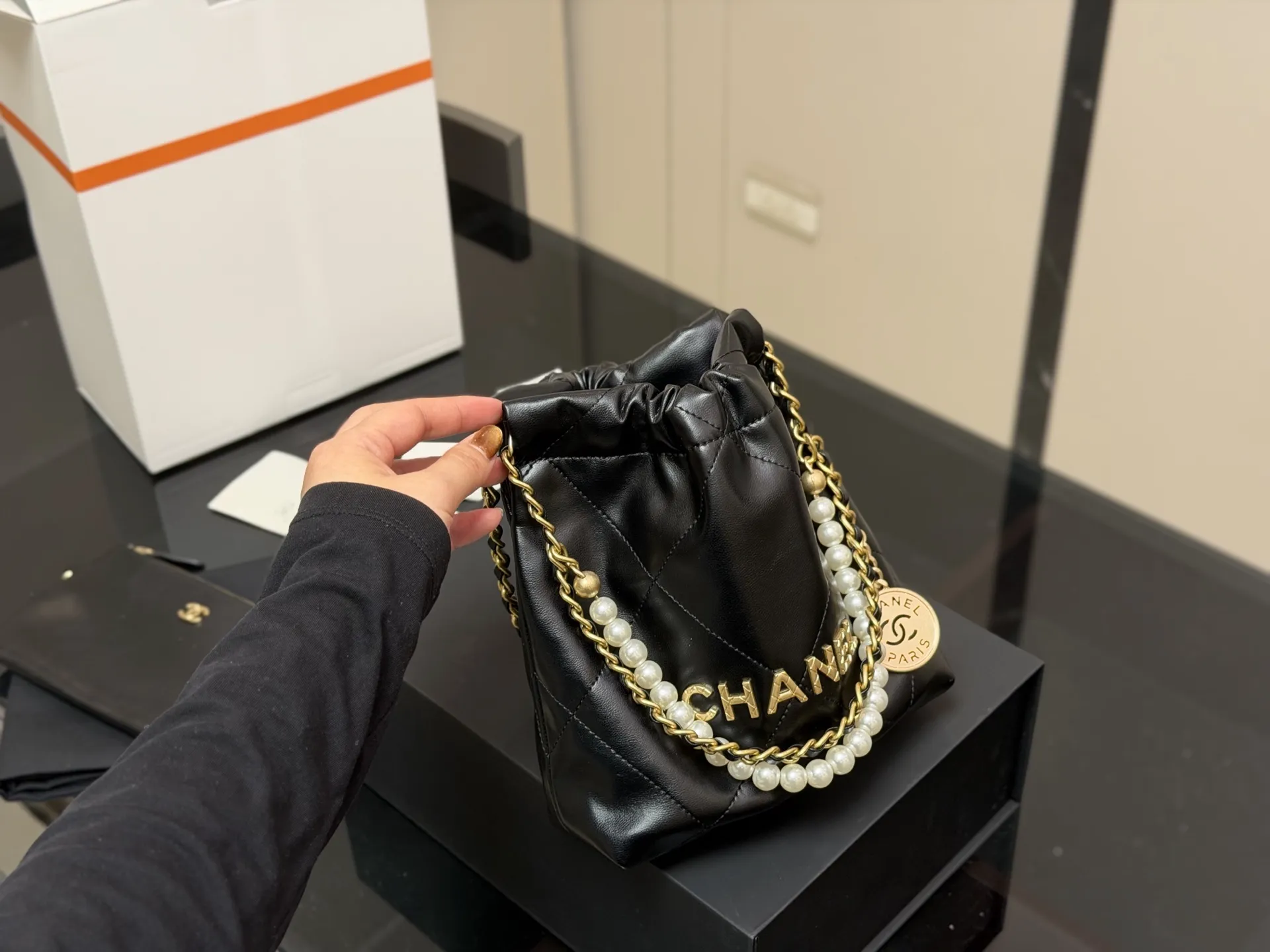 ¥180 配折叠盒飞机盒 size:20*20cm 香奈儿 迷你22bag 缩小版22bag显得格外的俏皮可爱, 依旧是小牛皮材质, 柔软而轻盈! 搜索🔍 垃圾袋 mini