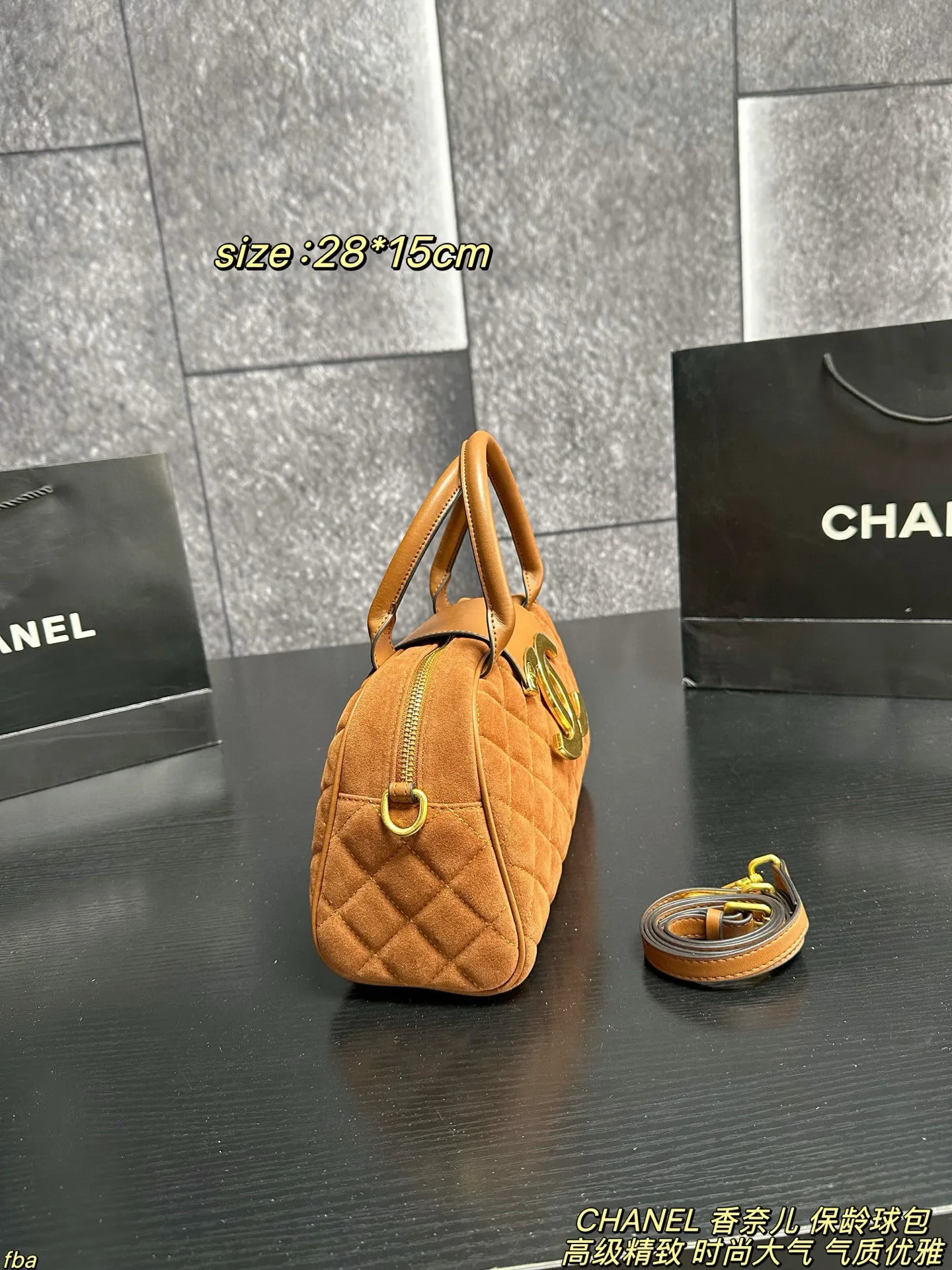 P160配盒 CHANEL 香奈儿 保龄球包 时髦典雅，直接封神，高级时尚，性价比超高，保龄球简约的包型，经典鱼子酱牛皮，极简包身设计，百搭的时尚单品！超多颜色材质可以选择，耐造的材质超够用的容量，但用起来几乎没什么自重！小姐姐们可以放心入手～ 尺寸：28*15cm