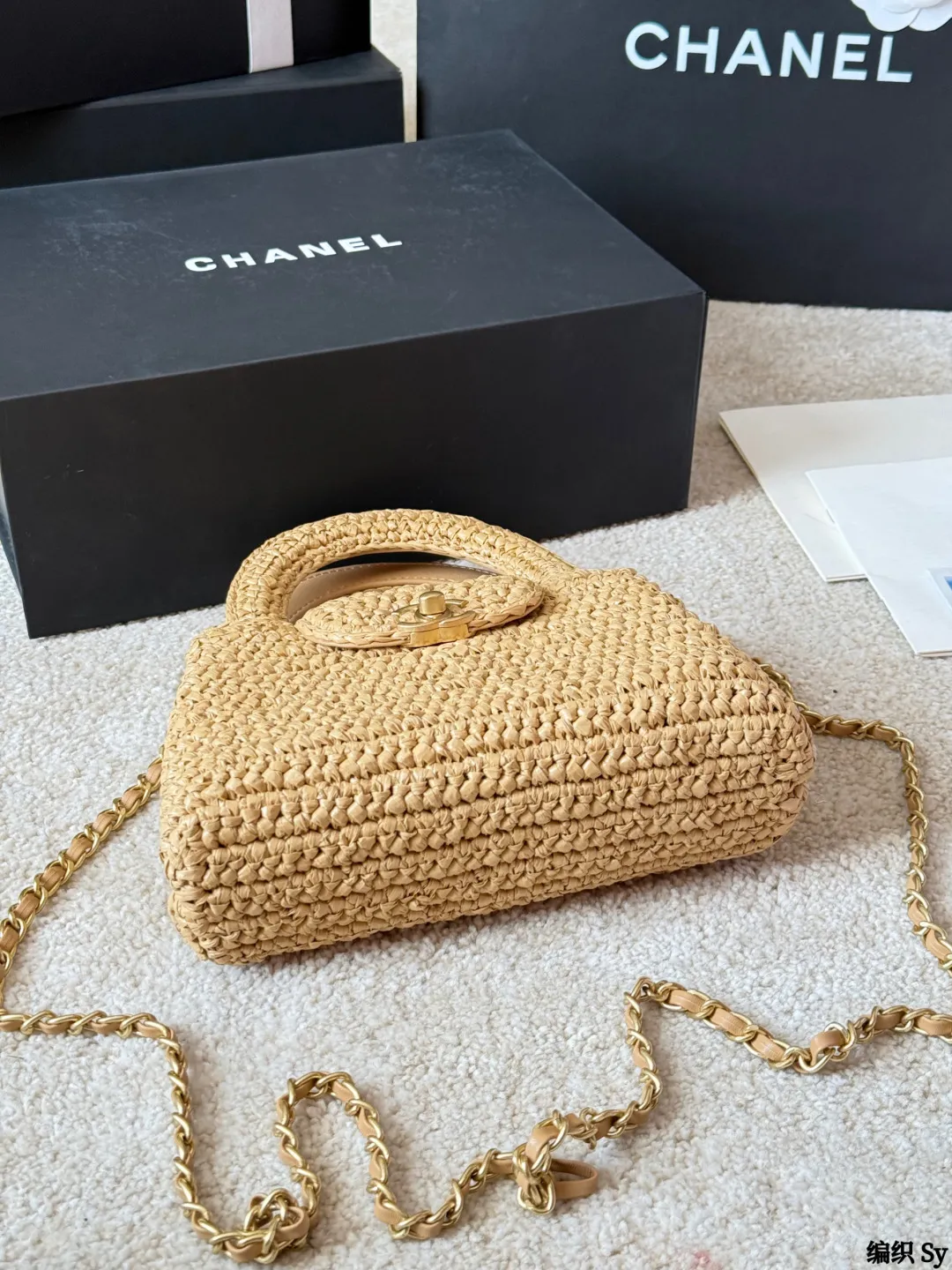 编织 p220 香奈儿chanel |Kelly迷你手袋 +香奈儿Kelly迷你手袋,经典菱格纹+金属链条,优雅又实用!优质牛皮,手感细腻耐用,灰色调超百搭,通勤约会都能轻松驾驭山 手提斜挎都OK,内部空间虽小但能装下手机、口红等日常小物。 Kelly系列自1963年诞生,是奢华与经典的象征,清冷高级,搭配浅色或中性风服饰,气质直接拉满 14x20x7cm约14x20x7cm
