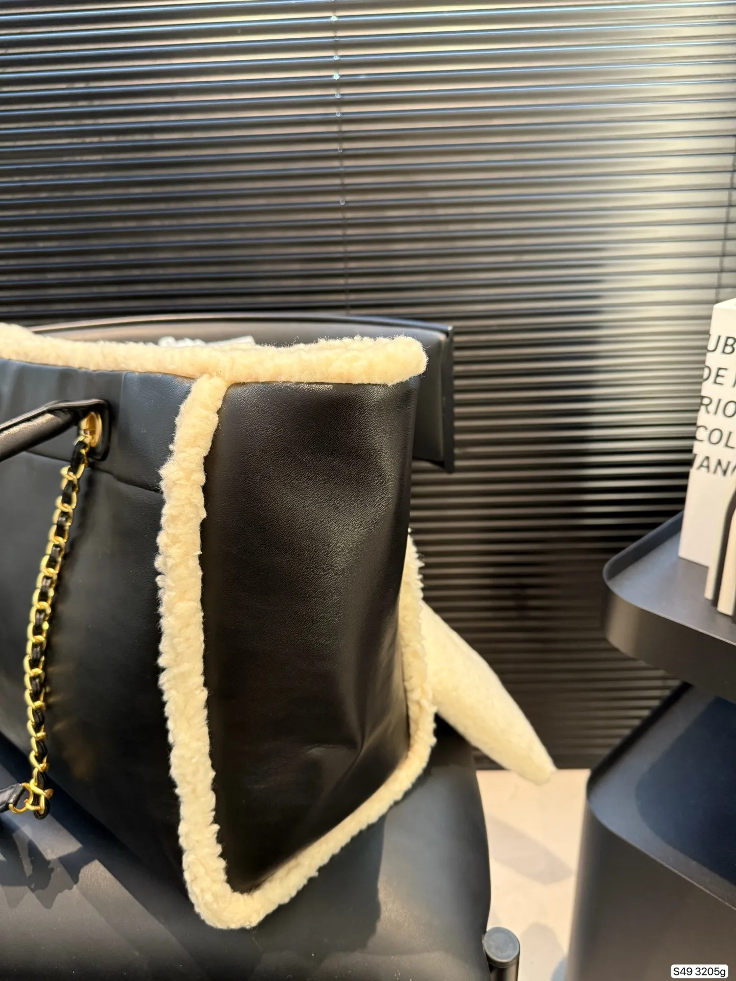 P295 纯皮羊羔毛香奈儿沙滩 不论日常出游或是假日逛街，出镜率超高的包款总让人联想到温暖的季节和愜意海滩时光。质地清新自然，为结构感鲜明的包款注入优雅精髓。尺寸：40 30 货号3205