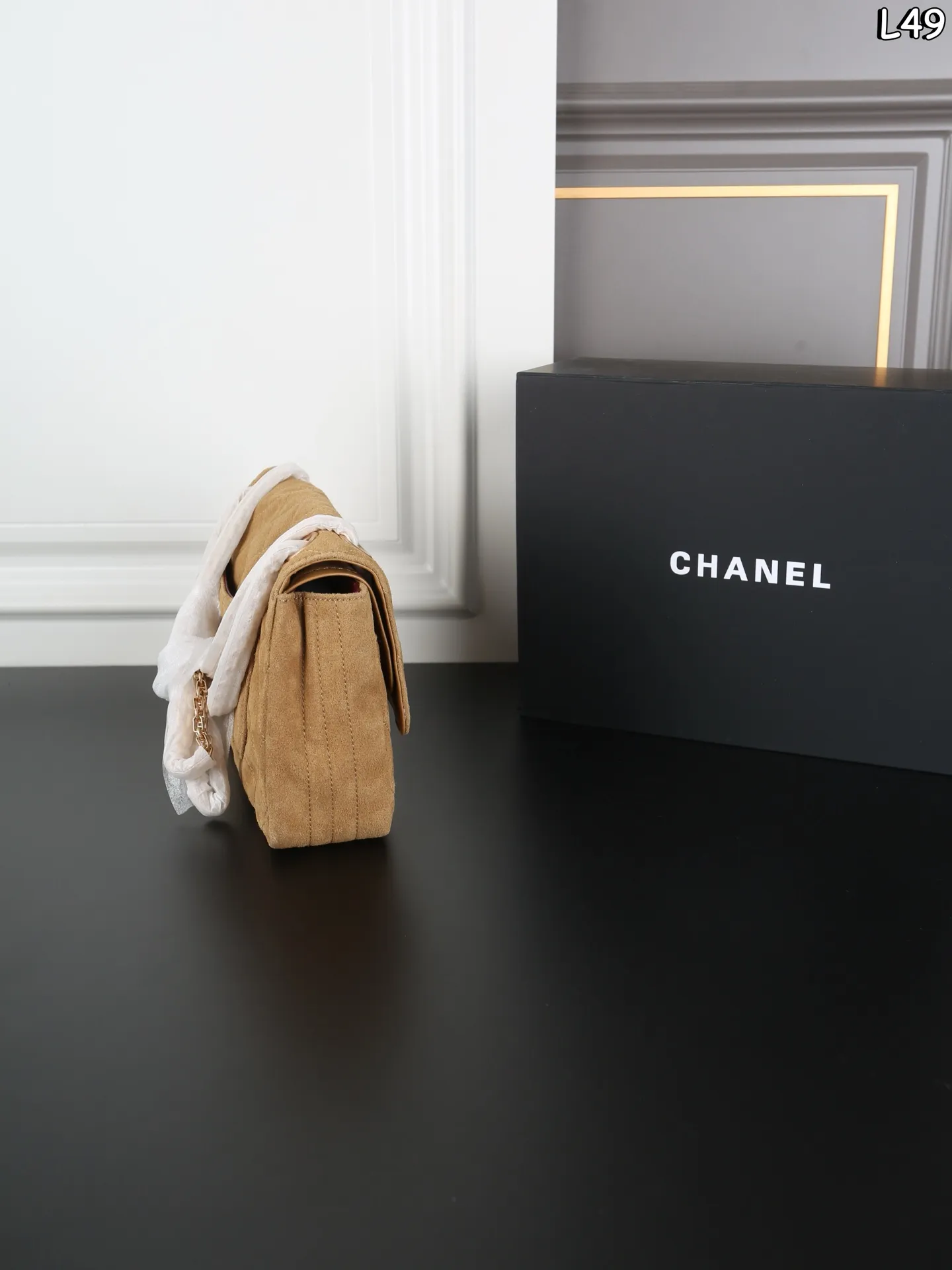 P280 全套礼盒 CHANEL香奈儿 麂皮 2.55 链条包 单肩包 口盖包 实物的质感真的太美好了，会随着光线不同呈现出不同的颜色或深或浅，抚摸上去又柔又软的手感👋，简直要感动，它不是那种短的粗砺感的颗粒短绒，是带长毛绒的，柔软 尺寸：24&times;15