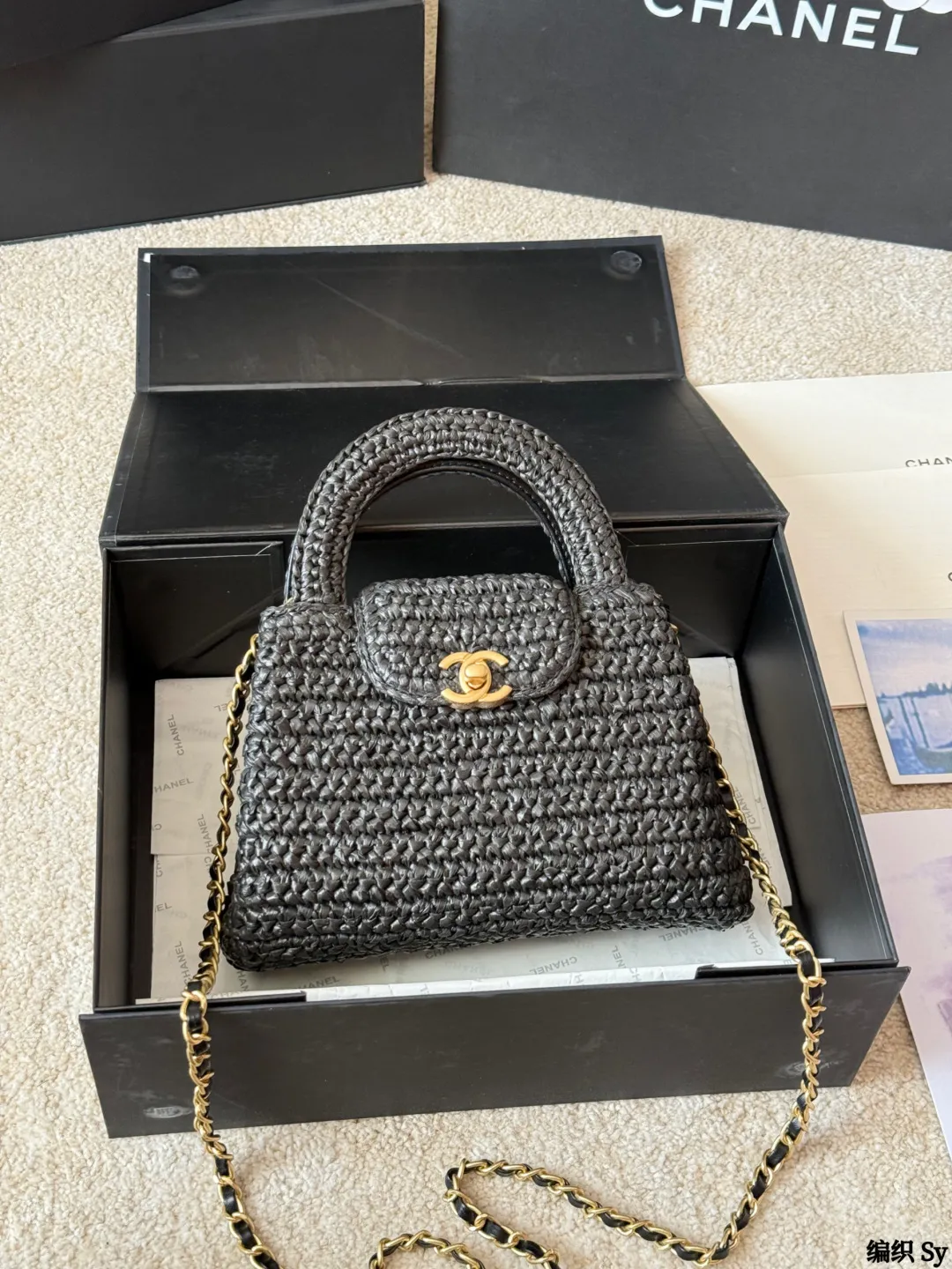 编织 p220 香奈儿chanel ｜Kelly迷你手袋 +香奈儿Kelly迷你手袋，经典菱格纹+金属链条，优雅又实用！优质牛皮，手感细腻耐用，灰色调超百搭，通勤约会都能轻松驾驭山 手提斜挎都OK，内部空间虽小但能装下手机、口红等日常小物。 Kelly系列自1963年诞生，是奢华与经典的象征，清冷高级，搭配浅色或中性风服饰，气质直接拉满 14x20x7cm约14x20x7cm