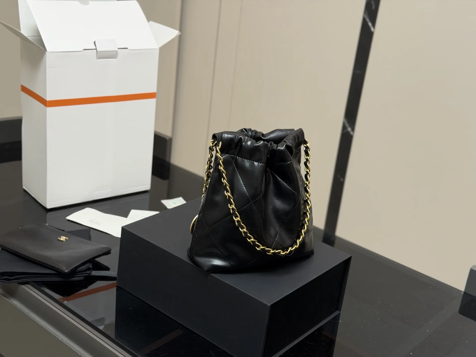 ¥180 配折叠盒飞机盒 size:20*20cm 香奈儿 迷你22bag 缩小版22bag显得格外的俏皮可爱, 依旧是小牛皮材质, 柔软而轻盈! 搜索🔍 垃圾袋 mini