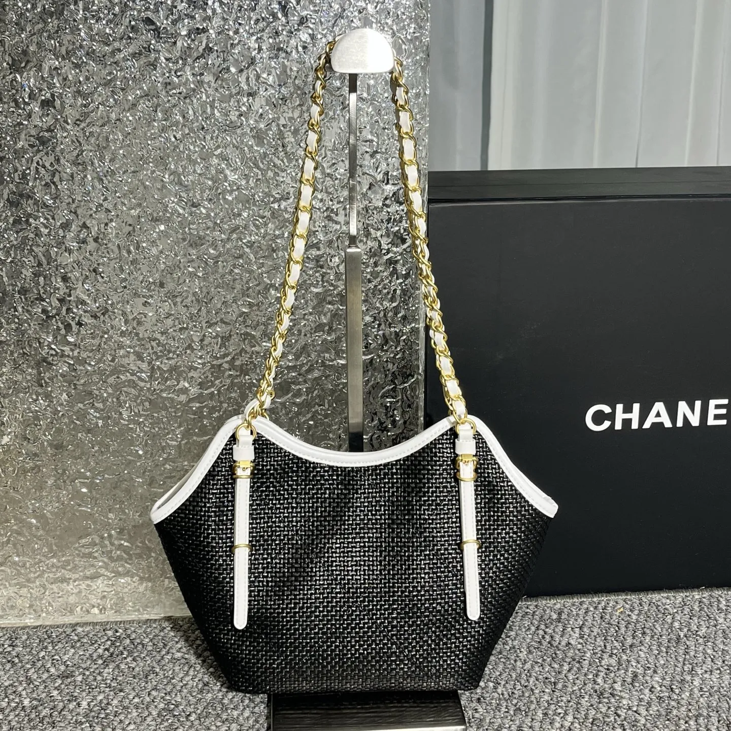 💰180包邮❗ Chanel🧩26C早春系列 嬉皮包 mini tote💦采用进口小牛皮配草编➕复古金属五金 皮质柔软 耐用性更高更显利落的精致感 可斜挎链条⛓️它让链条长度能适配不同背法 日常搭配自然垂在胯侧 上身效果 更显经得起时光的松弛感 尺寸: 30-20-6cm 款号：80014 材质：草编 ❌不退不换慎重下单❌