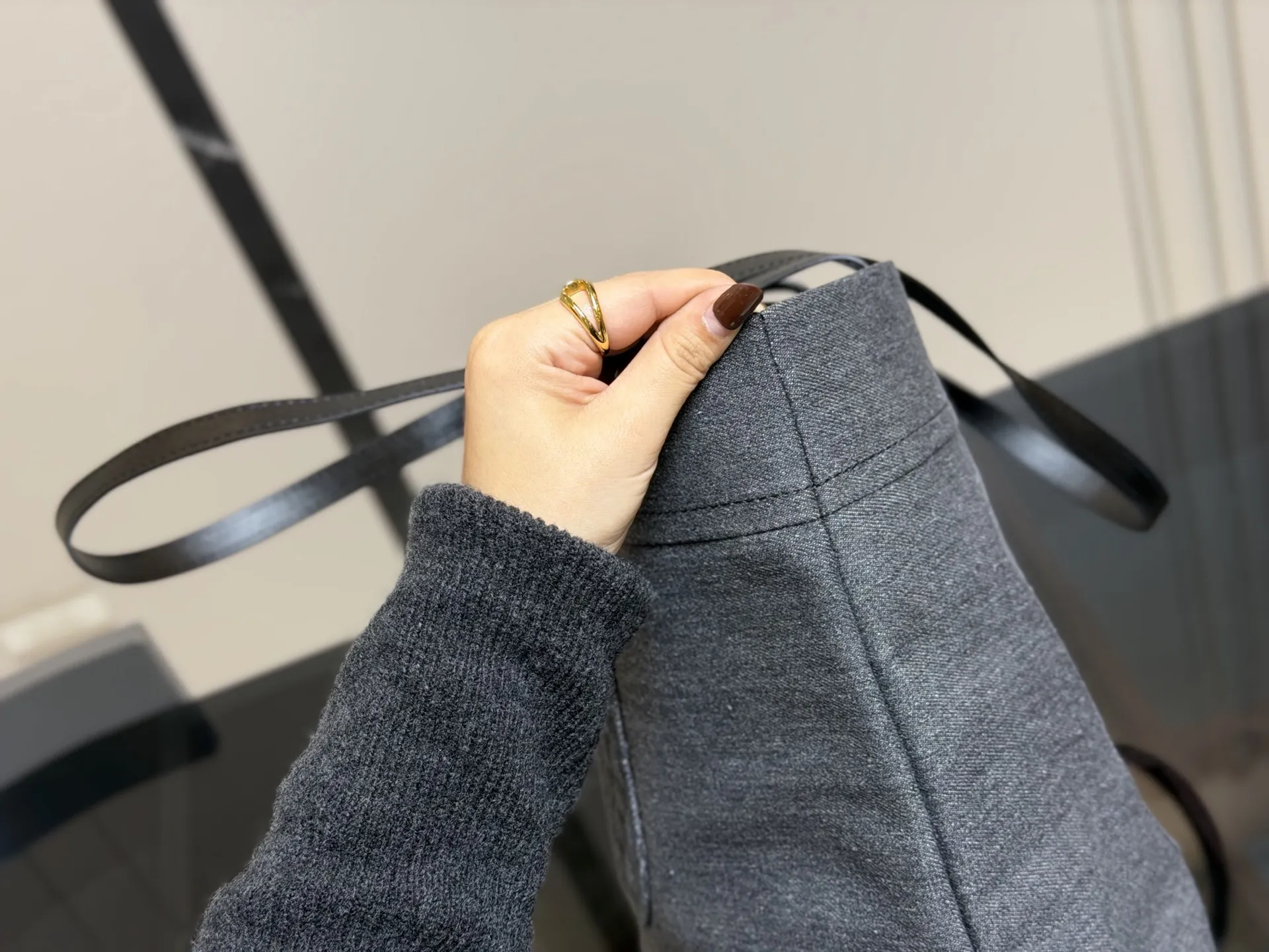 ¥180 尺寸:36.28cm 香奈儿 牛仔沙滩包🏖️ 安排!安排! 今年出的这个沙滩包可太好看了! 水洗做旧款更加有高级感