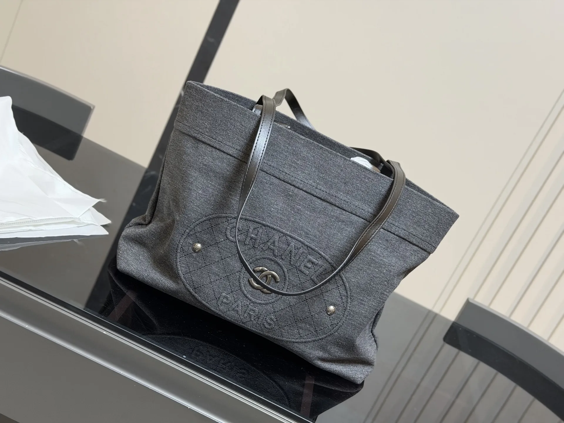 &yen;180 尺寸：36.28cm 香奈儿 牛仔沙滩包🏖️ 安排！安排！ 今年出的这个沙滩包可太好看了! 水洗做旧款更加有高级感