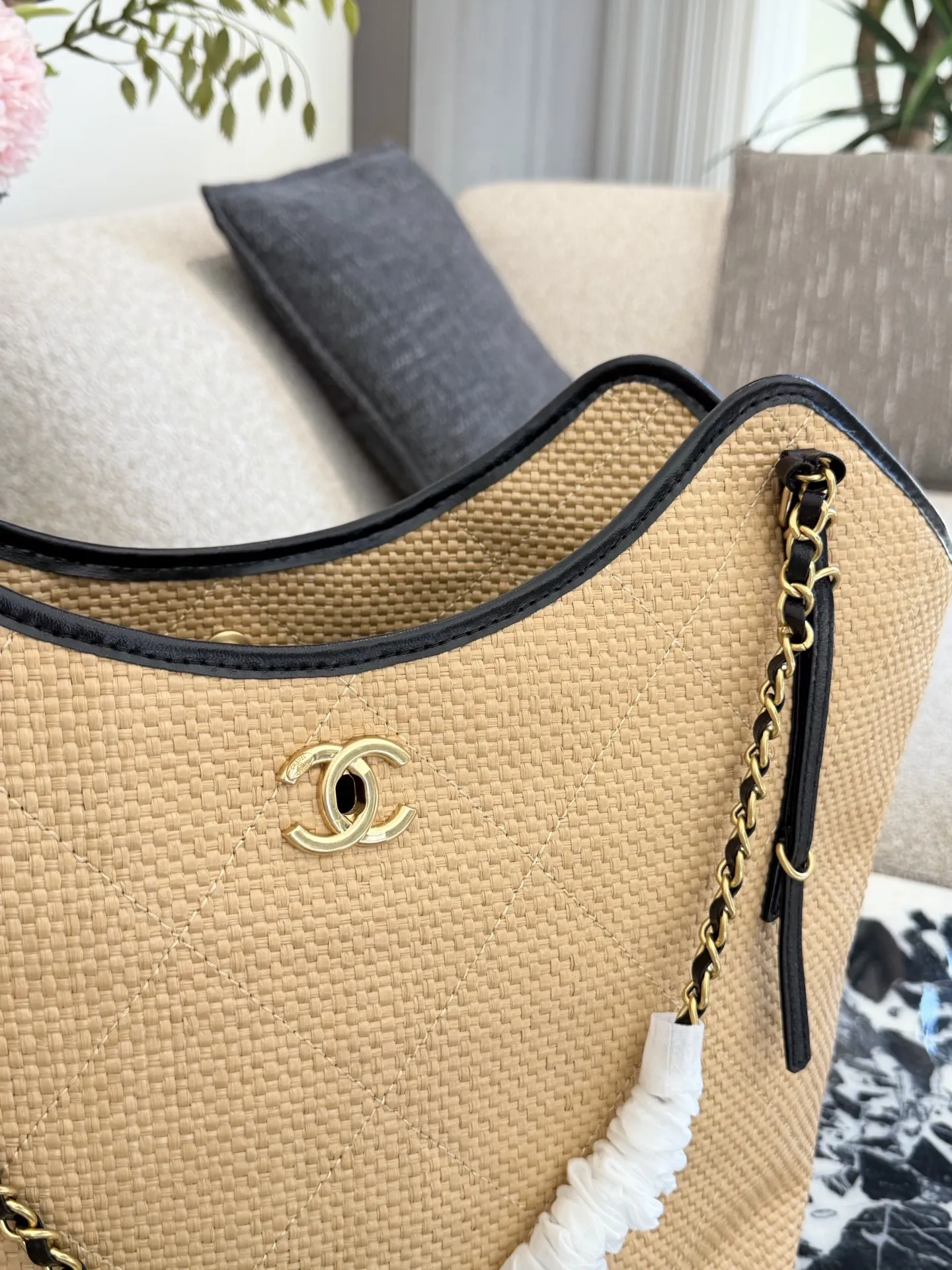p220 香奈儿26C拉菲草编织托特包​​ 🌾香奈儿26C早春度假系列拉菲草编织托特包，天然拉菲草+黑色皮革滚边，金色双C标志超有辨识度✨。链条肩带+白色编织装饰，细节满分！小号尺寸，轻盈又实用，通勤、度假都能轻松驾驭。灵感来自夏日度假风，搭配清新或休闲穿搭，氛围感直接拉满～👜30cm无盒