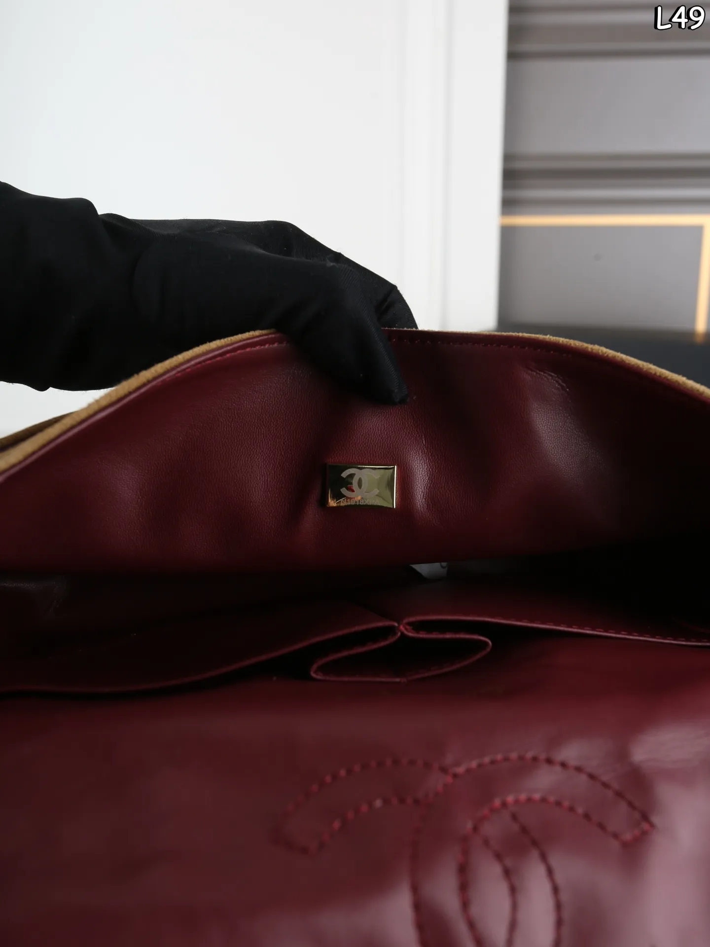 P280 全套礼盒 CHANEL香奈儿 麂皮 2.55 链条包 单肩包 口盖包 实物的质感真的太美好了，会随着光线不同呈现出不同的颜色或深或浅，抚摸上去又柔又软的手感👋，简直要感动，它不是那种短的粗砺感的颗粒短绒，是带长毛绒的，柔软 尺寸：24&times;15