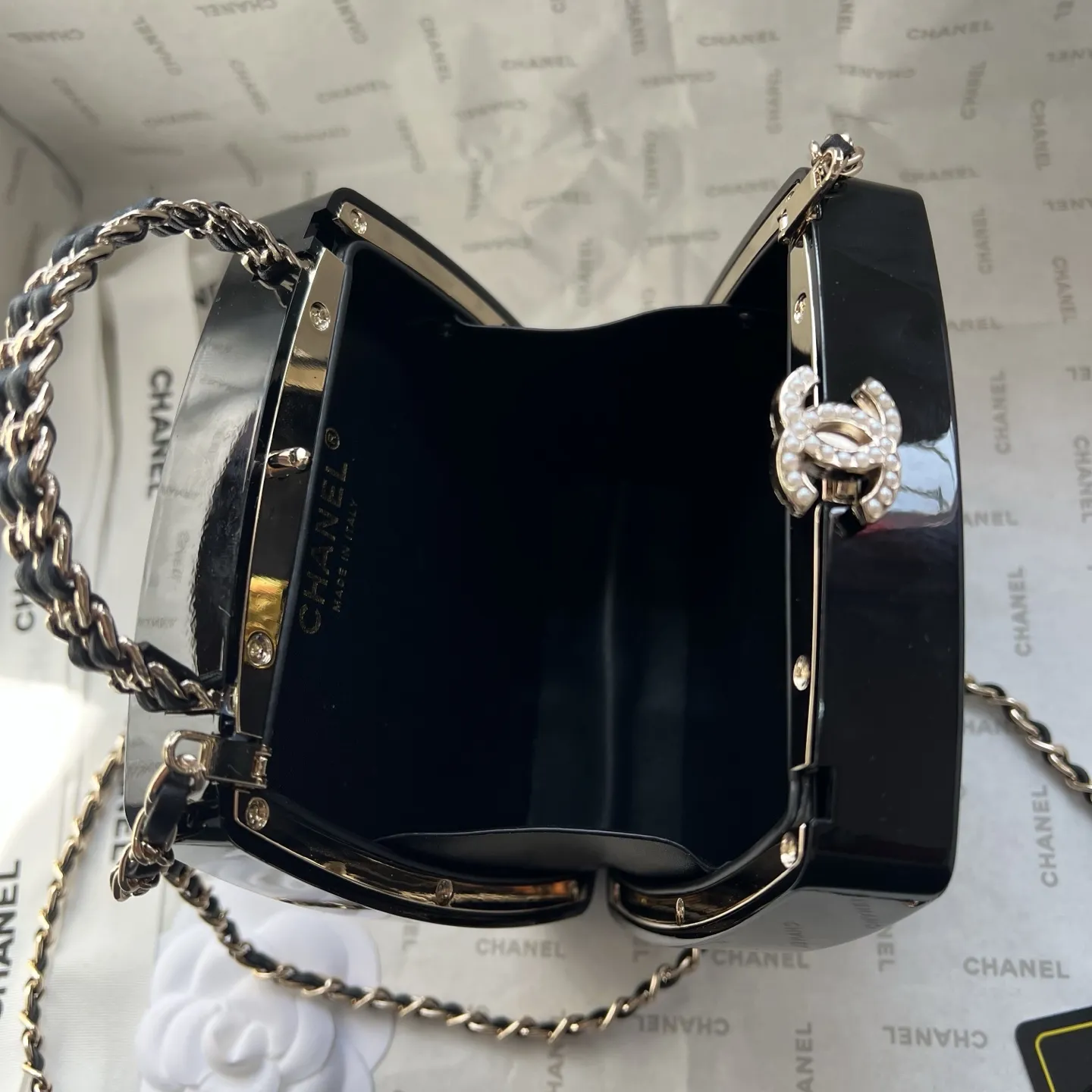 💰210包邮❗ 👑Chanel 25/26B眼影盒晚宴包.第一眼看到直接一整个爱住!影盒形状超别致、💕原单品质.包身质感拉满，一面是经典双C标志，一面是眼影盘设计，细节里全是高级感。不管是搭晚宴裙撑场面，还是配牛仔裤凹日常造型，它都能瞬间提升时尚度，背上你就是人群里最亮眼的焦点，精致感直接焊在身上!尺寸：13x13cm，款号：677