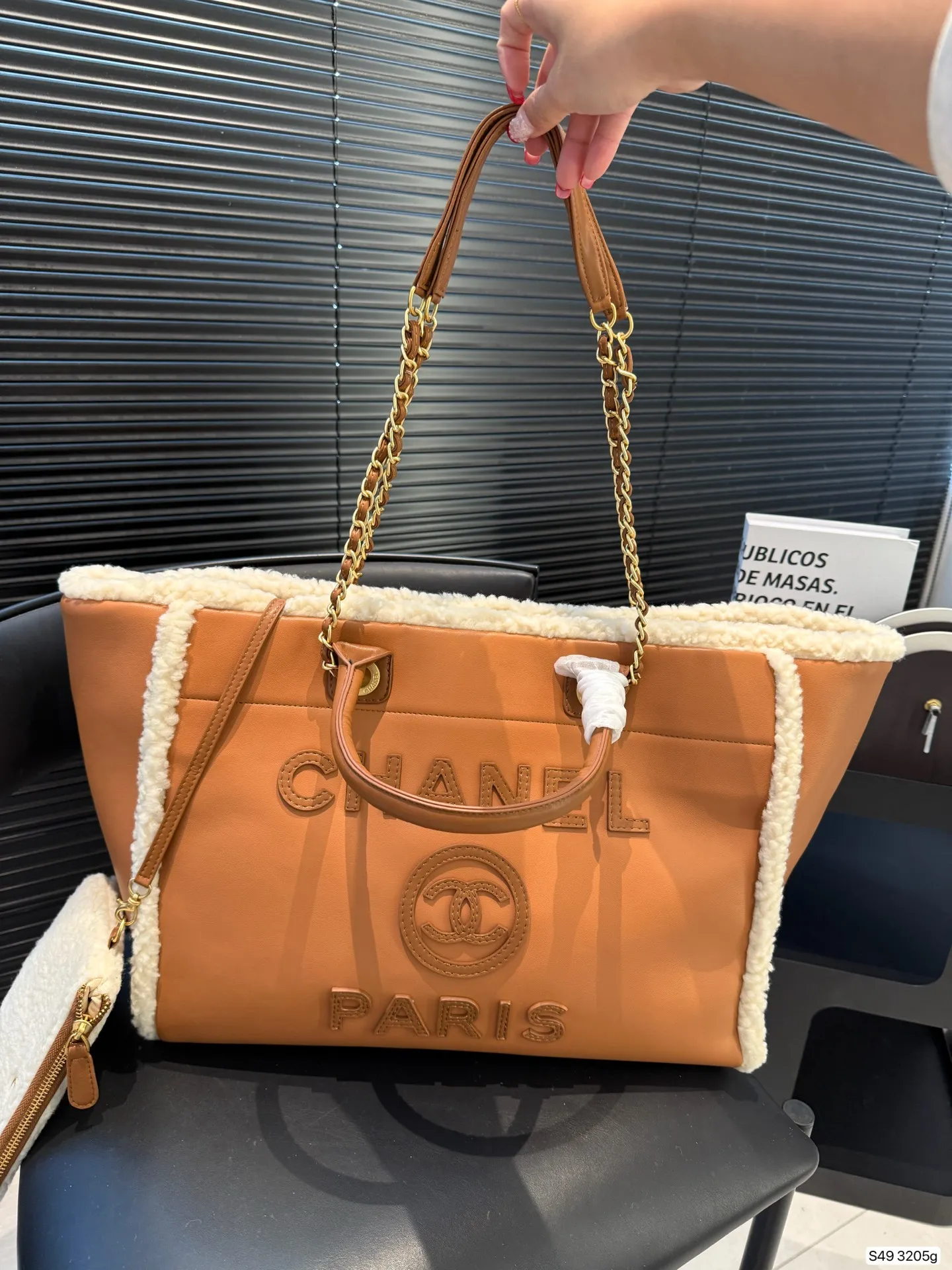 P295 纯皮羊羔毛香奈儿沙滩 不论日常出游或是假日逛街,出镜率超高的包款总让人联想到温暖的季节和愜意海滩时光。质地清新自然,为结构感鲜明的包款注入优雅精髓。尺寸:40 30 货号3205