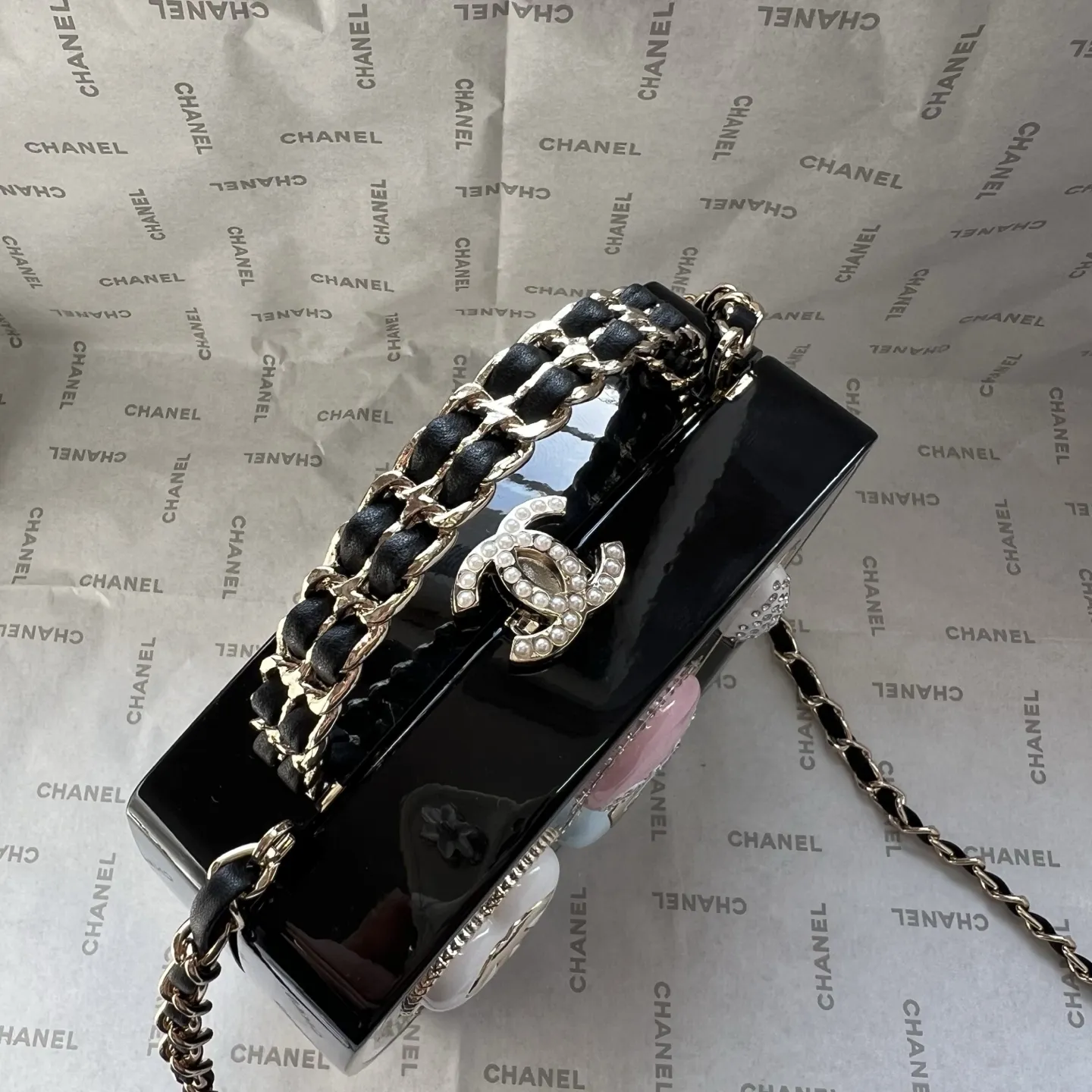 💰210包邮❗ 👑Chanel 25/26B眼影盒晚宴包.第一眼看到直接一整个爱住!影盒形状超别致、💕原单品质.包身质感拉满,一面是经典双C标志,一面是眼影盘设计,细节里全是高级感。不管是搭晚宴裙撑场面,还是配牛仔裤凹日常造型,它都能瞬间提升时尚度,背上你就是人群里最亮眼的焦点,精致感直接焊在身上!尺寸:13x13cm,款号:677