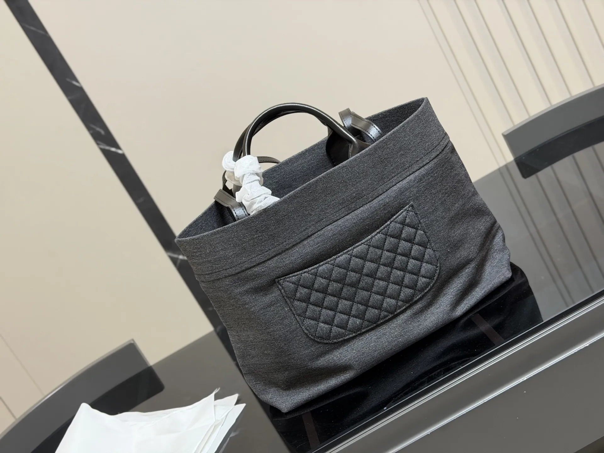 ¥180 尺寸:36.28cm 香奈儿 牛仔沙滩包🏖️ 安排!安排! 今年出的这个沙滩包可太好看了! 水洗做旧款更加有高级感