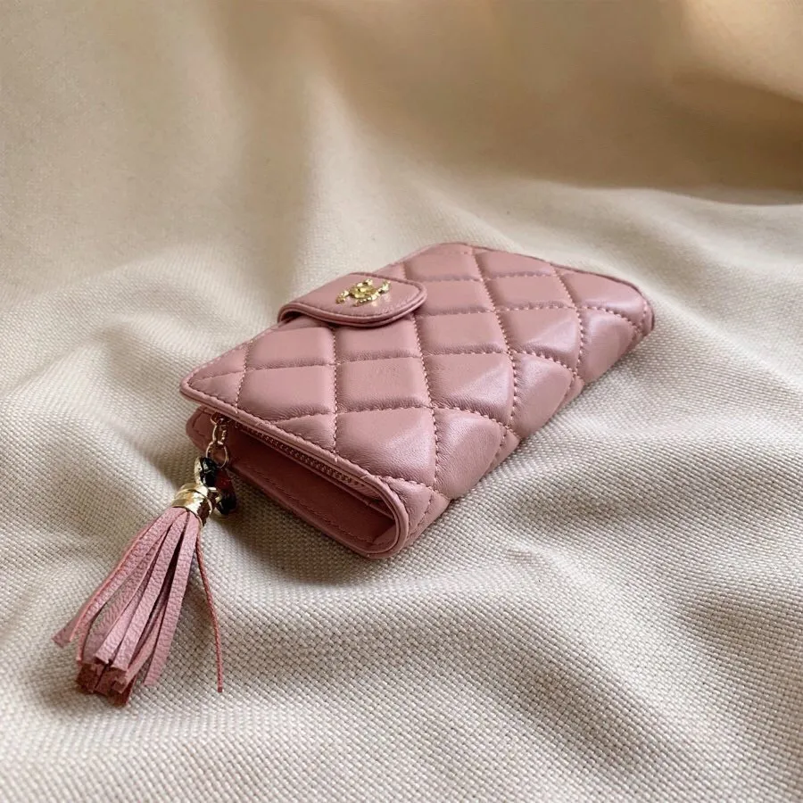 P100🎀香奈儿 12001🎀颜色 黑色 粉色 🎀尺寸 15x10🎀香奈儿专柜最新款火爆登场！采用头层小羊皮，做工精致， 媲美专柜！多功能小钱包，内隔丰富，超级实用！