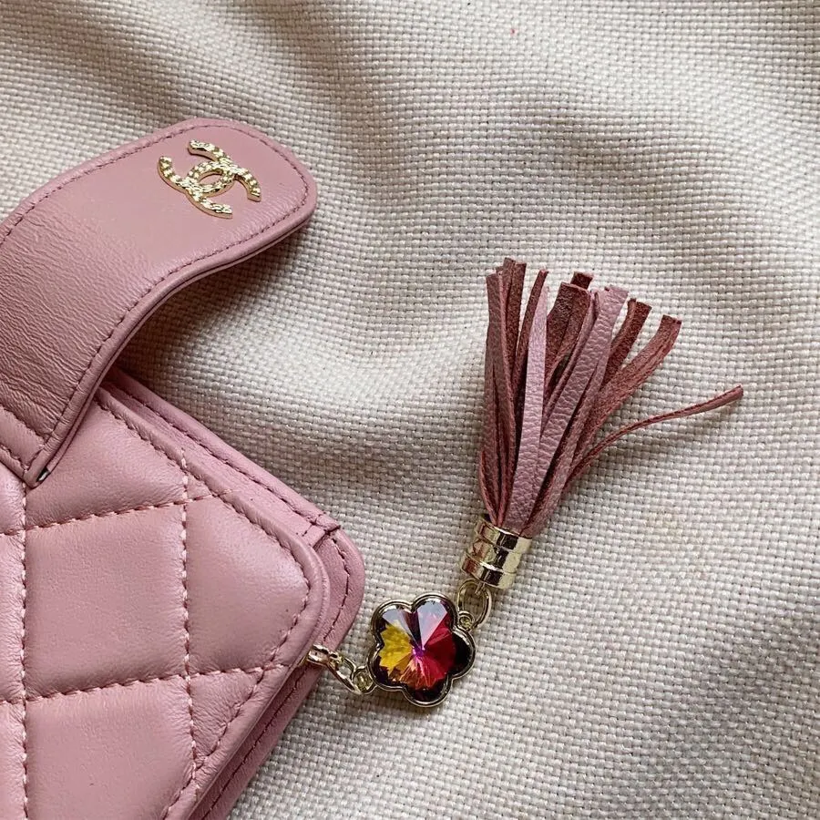 P100🎀香奈儿 12001🎀颜色 黑色 粉色 🎀尺寸 15x10🎀香奈儿专柜最新款火爆登场!采用头层小羊皮,做工精致, 媲美专柜!多功能小钱包,内隔丰富,超级实用!