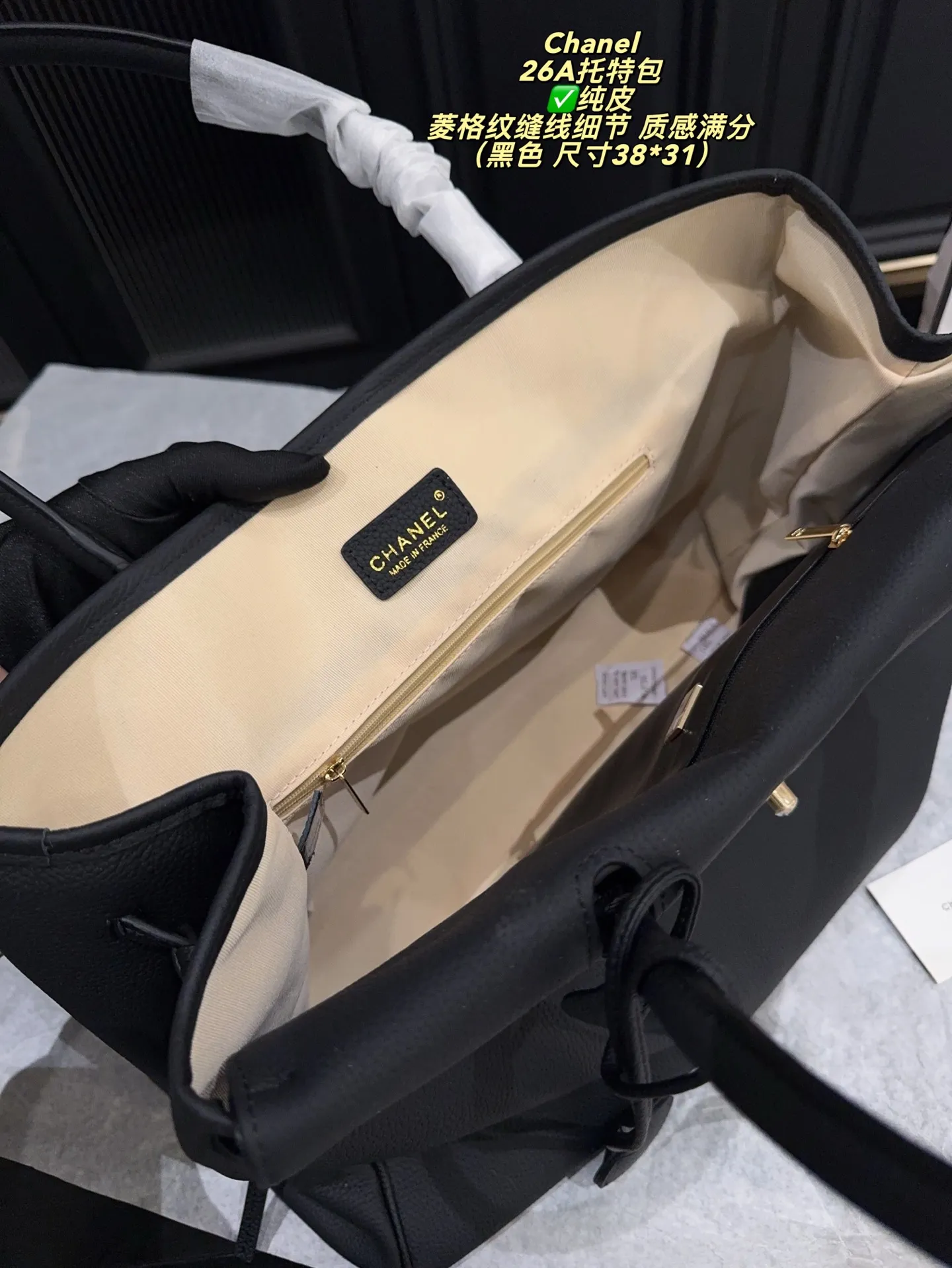 ✅纯皮P335无盒⚠️尺寸38*31 香奈儿Chanel 26A麂皮托特包 驼色麂皮+黑色皮革拼接，金色双C标志超有辨识度。菱格纹缝线细节，质感满分！尺寸适中，通勤休闲都能用，手提肩背都OK。