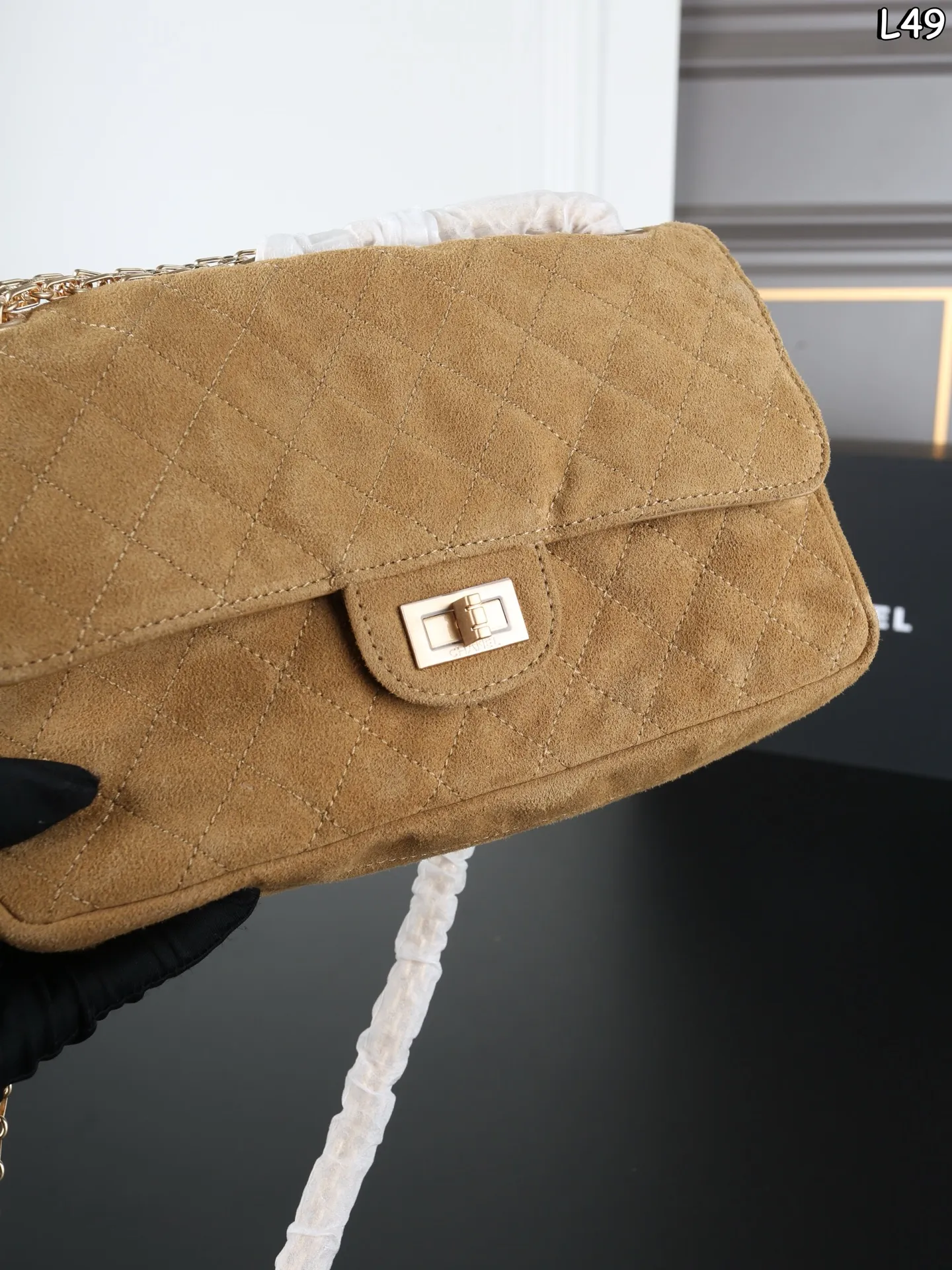 P280 全套礼盒 CHANEL香奈儿 麂皮 2.55 链条包 单肩包 口盖包 实物的质感真的太美好了,会随着光线不同呈现出不同的颜色或深或浅,抚摸上去又柔又软的手感👋,简直要感动,它不是那种短的粗砺感的颗粒短绒,是带长毛绒的,柔软 尺寸:24×15