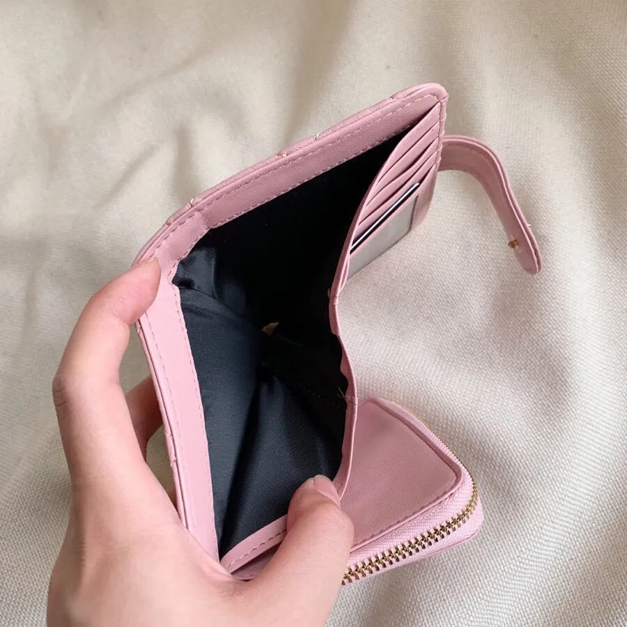 P100🎀香奈儿 12001🎀颜色 黑色 粉色 🎀尺寸 15x10🎀香奈儿专柜最新款火爆登场！采用头层小羊皮，做工精致， 媲美专柜！多功能小钱包，内隔丰富，超级实用！